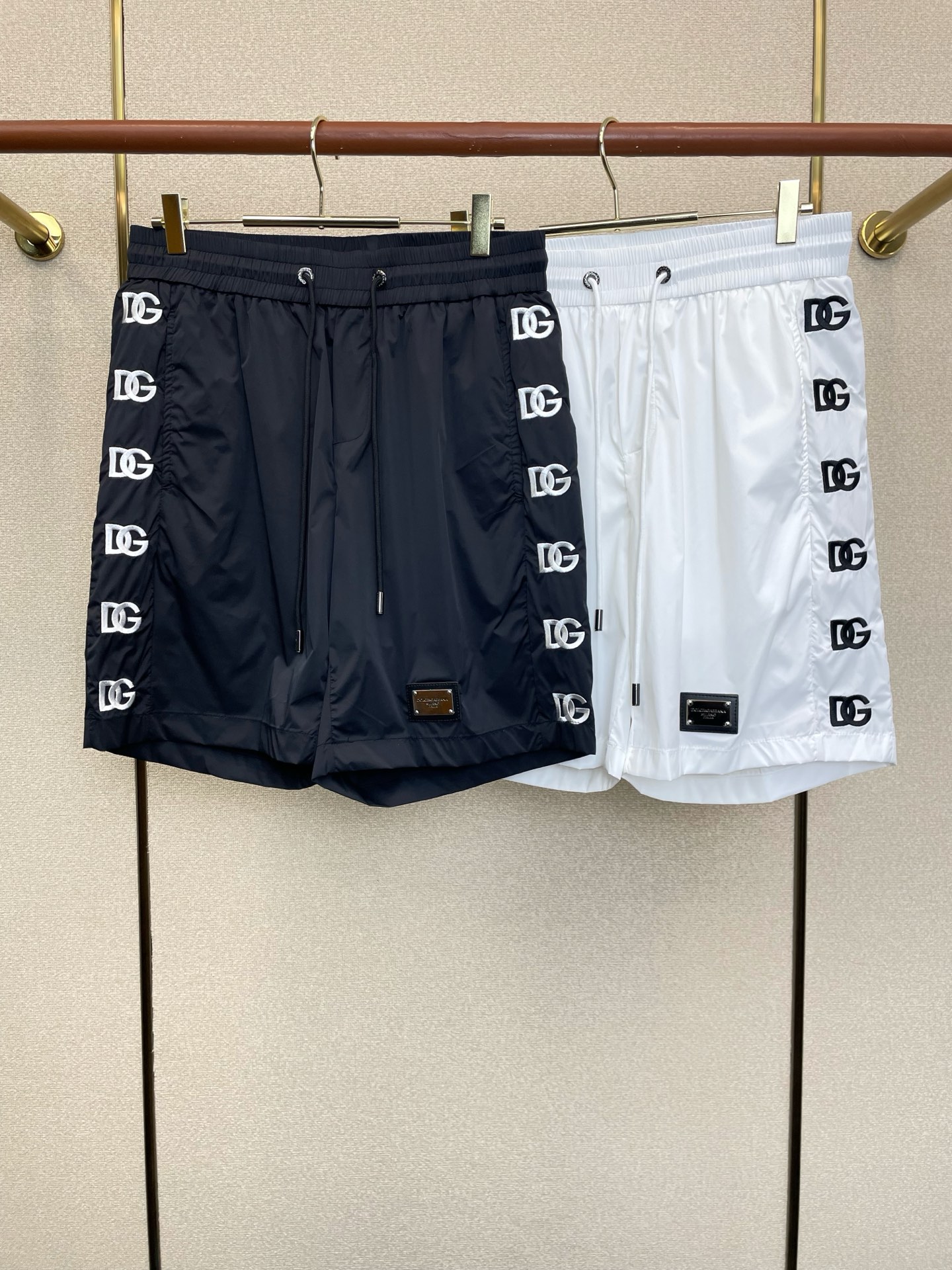 NO:913957,.Dolce&Gabbana’s new casual shorts are a high-end version that will sell everything!  Custom-made fabrics at the counter are highly breathable and comfortable, with impeccable details and brand element design concepts, reflecting high quality. It feels delicate and soft!  It presents a casual cut and the upper body shape is awesome!  Size: M-4XL,,Dolce&Gabbana,Dolce&Gabbana,shorts,19860909.Dolce&Gabbana杜嘉班纳砸锅卖铁都要上的新款新款休闲短裤 高端版本！专柜定制面料 透气舒适度高,细节无可挑剔,品牌元素设计理念,体现高品质.手感细腻柔软！呈现休闲裁剪,上身版型超赞！码数:M-4XL,,Dolce&Gabbana,Dolce&Gabbana,shorts,,Men's clothing