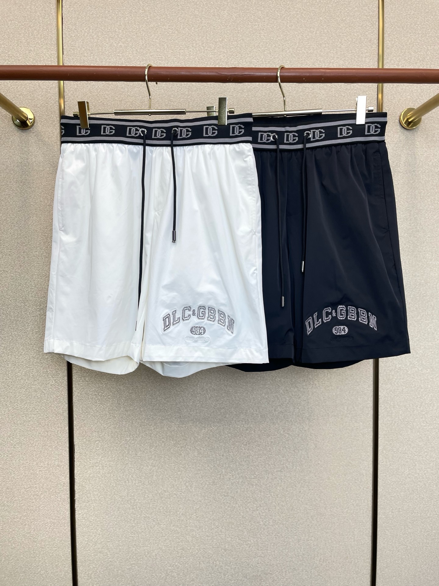 NO:915858,.Dolce&Gabbana’s new casual shorts are a high-end version that will sell everything!  Custom-made fabrics at the counter are highly breathable and comfortable, with impeccable details and brand element design concepts, reflecting high quality. It feels delicate and soft!  It presents a casual cut and the upper body shape is awesome!  Size: M-4XL,,Dolce&Gabbana,Dolce&Gabbana,shorts,19860909.Dolce&Gabbana杜嘉班纳砸锅卖铁都要上的新款新款休闲短裤 高端版本！专柜定制面料 透气舒适度高,细节无可挑剔,品牌元素设计理念,体现高品质.手感细腻柔软！呈现休闲裁剪,上身版型超赞！码数:M-4XL,,Dolce&Gabbana,Dolce&Gabbana,shorts,,Men's clothing