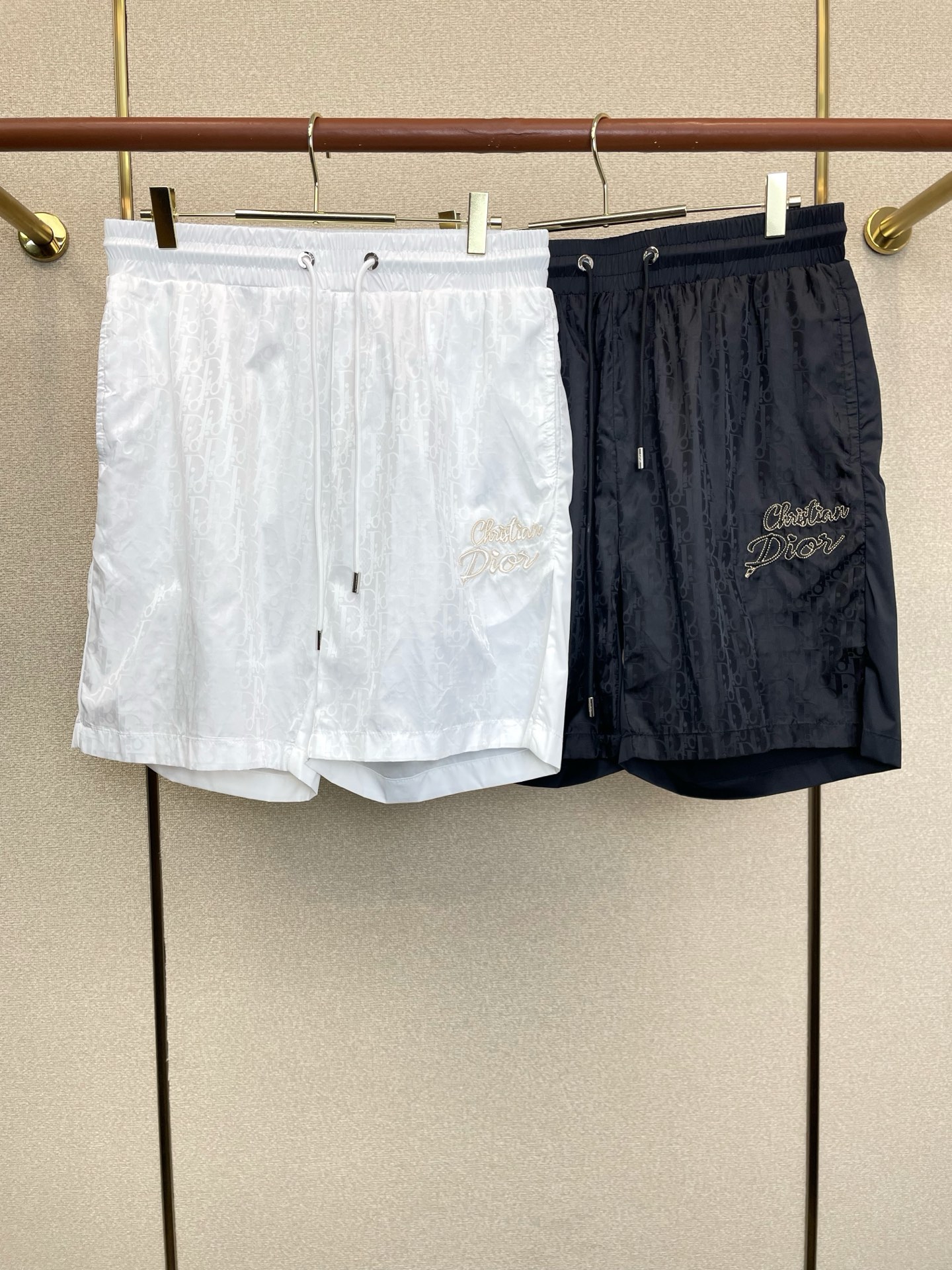 NO:915840,.Dior’s new casual shorts are the high-end version of Dior’s high-end version!  Custom-made fabrics at the counter are highly breathable and comfortable, with impeccable details and brand element design concepts, reflecting high quality. It feels delicate and soft!  It presents a casual cut and the upper body shape is awesome!  Code number: M-4XL,,dior,dior,shorts,19860909.Dior迪奥砸锅卖铁都要上的新款新款休闲短裤 高端版本！专柜定制面料 透气舒适度高,细节无可挑剔,品牌元素设计理念,体现高品质.手感细腻柔软！呈现休闲裁剪,上身版型超赞！码数:M-4XL,,dior,dior,shorts,,Men's clothing
