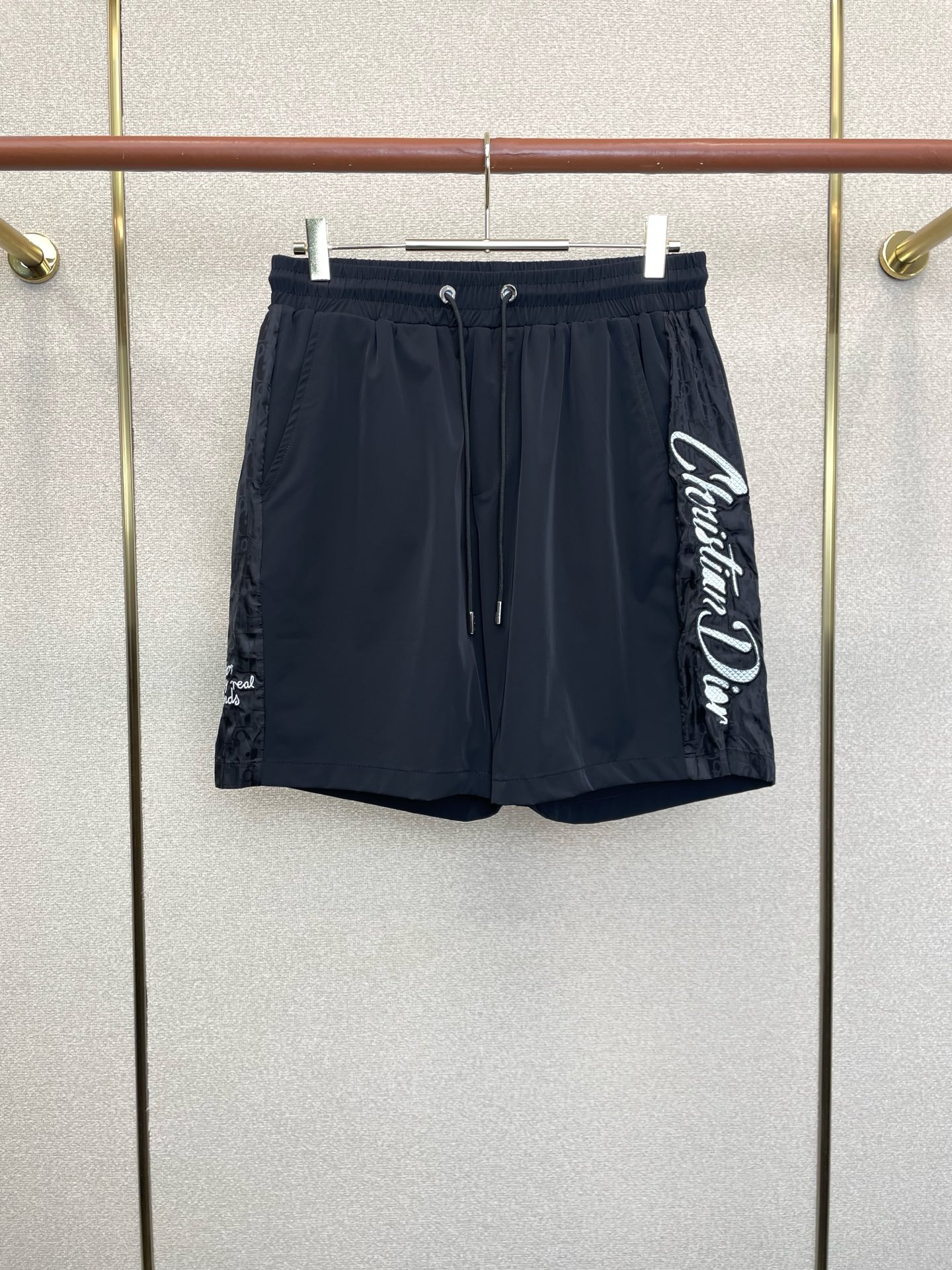 NO:913964,.Dior’s new casual shorts are the high-end version of Dior’s high-end version!  Custom-made fabrics at the counter are highly breathable and comfortable, with impeccable details and brand element design concepts, reflecting high quality. It feels delicate and soft!  It presents a casual cut and the upper body shape is awesome!  Code number: M-4XL,,dior,dior,shorts,19860909.Dior迪奥砸锅卖铁都要上的新款新款休闲短裤 高端版本！专柜定制面料 透气舒适度高,细节无可挑剔,品牌元素设计理念,体现高品质.手感细腻柔软！呈现休闲裁剪,上身版型超赞！码数:M-4XL,,dior,dior,shorts,,Men's clothing