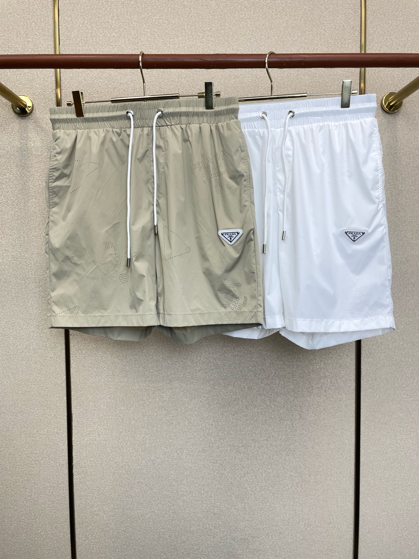 NO:915849,.Prada’s new casual shorts are a high-end version that will sell everything!  Custom-made fabrics at the counter are highly breathable and comfortable, with impeccable details and brand element design concepts, reflecting high quality. It feels delicate and soft!  It presents a casual cut and the upper body shape is awesome!  Size: M-4XL,,prada,prada,shorts,19860909.Prada普拉达砸锅卖铁都要上的新款新款休闲短裤 高端版本！专柜定制面料 透气舒适度高,细节无可挑剔,品牌元素设计理念,体现高品质.手感细腻柔软！呈现休闲裁剪,上身版型超赞！码数:M-4XL,,prada,prada,shorts,,Men's clothing