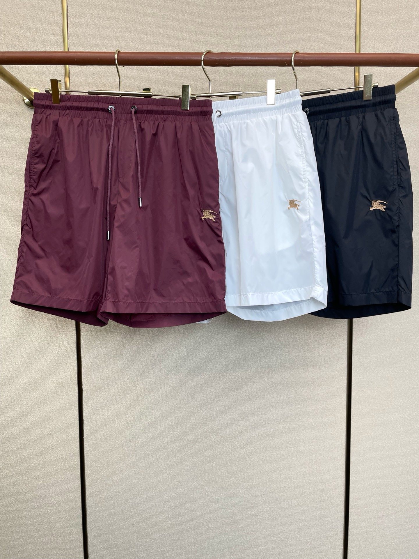NO:913970,.Burberry’s new casual shorts are a high-end version that everyone wants to sell!  Custom-made fabrics at the counter are highly breathable and comfortable, with impeccable details and brand element design concepts, reflecting high quality. It feels delicate and soft!  It presents a casual cut and the upper body shape is awesome!  Size: M-4XL,,burberry,burberry,shorts,19860909.Burberry巴宝莉砸锅卖铁都要上的新款新款休闲短裤 高端版本！专柜定制面料 透气舒适度高,细节无可挑剔,品牌元素设计理念,体现高品质.手感细腻柔软！呈现休闲裁剪,上身版型超赞！码数:M-4XL,,burberry,burberry,shorts,,Men's clothing