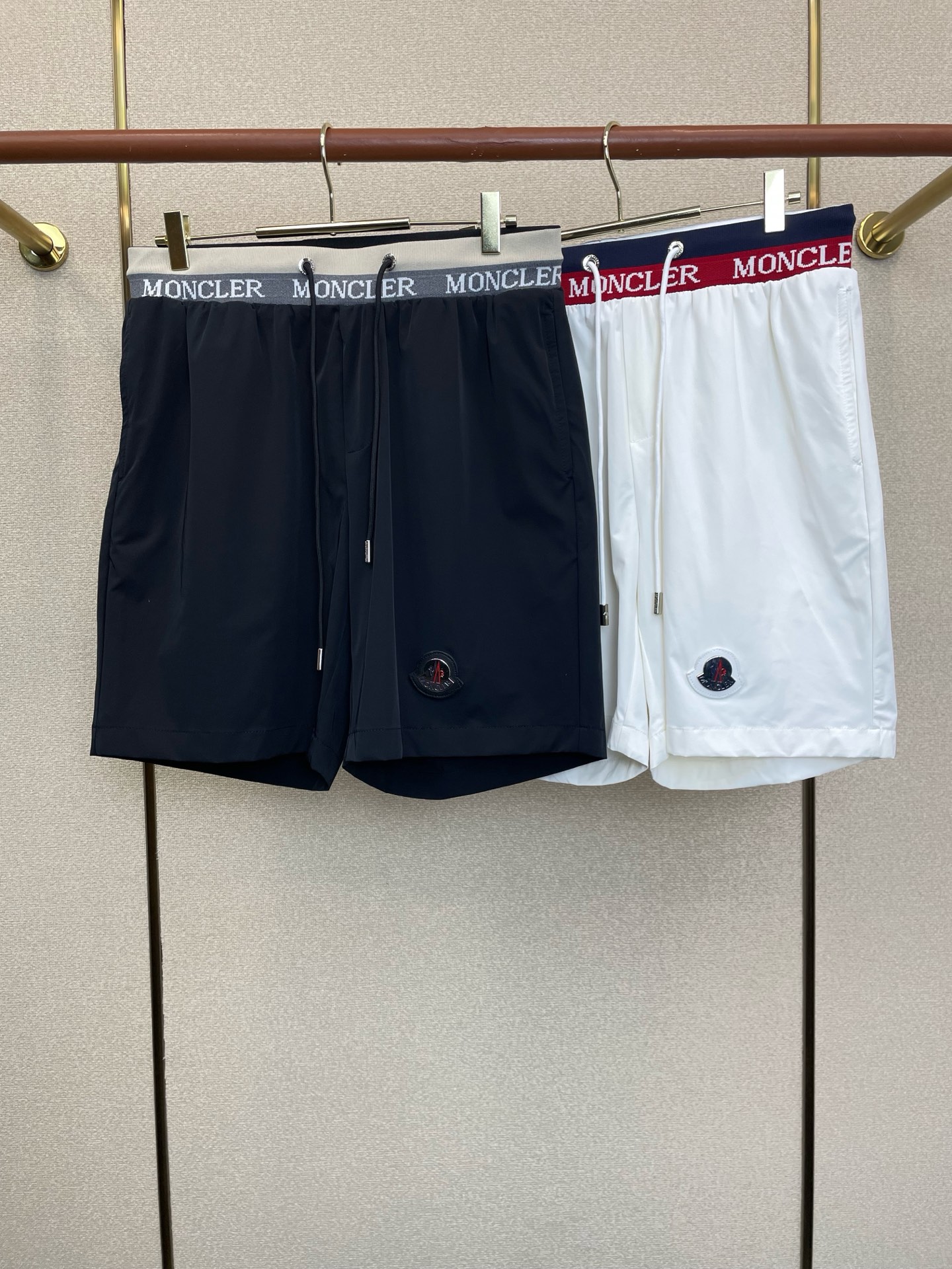 NO:915863,.Moncler’s new casual shorts are a high-end version that everyone must buy!  Custom-made fabrics at the counter are highly breathable and comfortable, with impeccable details and brand element design concepts, reflecting high quality. It feels delicate and soft!  It presents a casual cut and the upper body shape is awesome!  Size: M-4XL,,Moncler,shorts,19860909.Moncler蒙口砸锅卖铁都要上的新款新款休闲短裤 高端版本！专柜定制面料 透气舒适度高,细节无可挑剔,品牌元素设计理念,体现高品质.手感细腻柔软！呈现休闲裁剪,上身版型超赞！码数:M-4XL,,Moncler,shorts,,Men's clothing