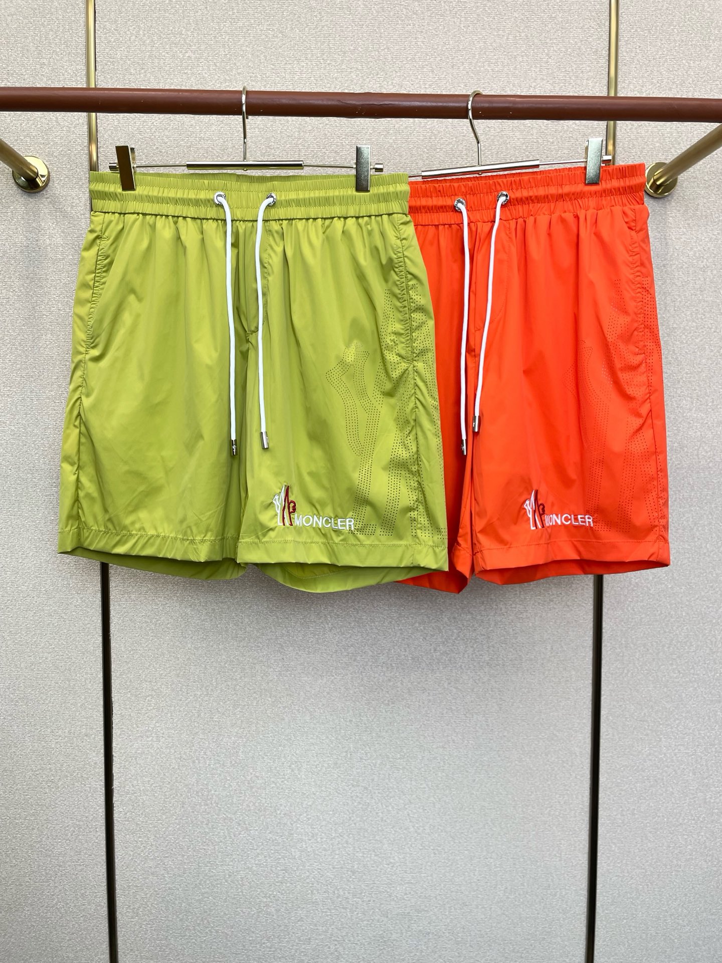 NO:915864,.Moncler’s new casual shorts are a high-end version that everyone must buy!  Custom-made fabrics at the counter are highly breathable and comfortable, with impeccable details and brand element design concepts, reflecting high quality. It feels delicate and soft!  It presents a casual cut and the upper body shape is awesome!  Size: M-4XL,,Moncler,shorts,19860909.Moncler蒙口砸锅卖铁都要上的新款新款休闲短裤 高端版本！专柜定制面料 透气舒适度高,细节无可挑剔,品牌元素设计理念,体现高品质.手感细腻柔软！呈现休闲裁剪,上身版型超赞！码数:M-4XL,,Moncler,shorts,,Men's clothing