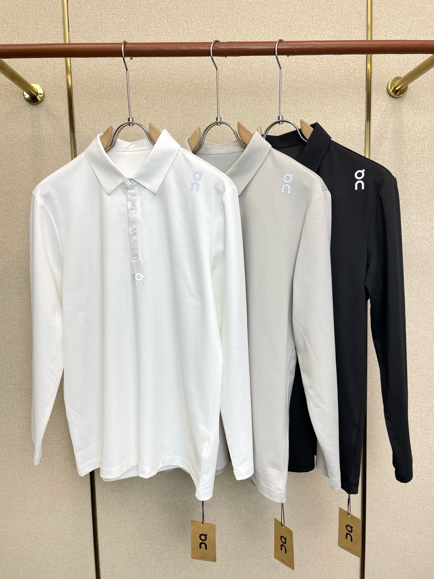 NO:915847,.LOEWE is a must-have new style original men's casual long sleeve. High-end customization. High-end version. Fashionable and versatile imported fabrics. Super soft and delicate feel. Skin-friendly and comfortable to wear. High-end boutique. The upper body is exquisitely made by the OEM. A must-have item for men. Three complete standards. Size M-6XL,,loewe,loewe,19860909.LOEWE罗意威砸锅卖铁都要上的新款新款原单男士休闲长袖 高端定制 高端版本 时尚百搭爆款进口面料 手感超柔软细腻 穿着亲肤舒适 高端精品 代工厂精细做上身非常赞 男士必备单品 三标齐全 码数M-6XL,,loewe,loewe,,Men's clothing