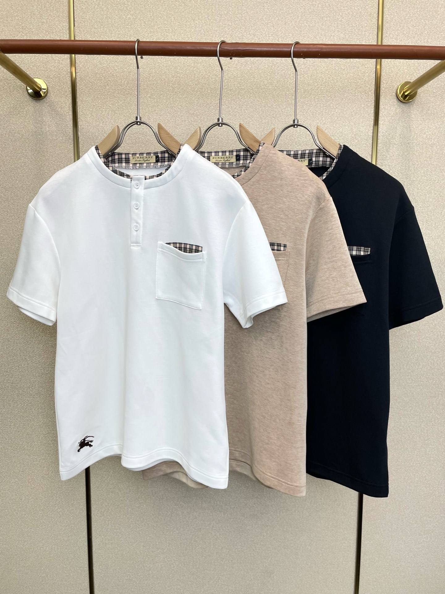 NO:915850,.Burberry's new and popular original men's casual short-sleeves, high-end customization, high-end version, fashionable and versatile imported fabrics, super soft and delicate to the touch, skin-friendly and comfortable to wear, high-end boutique, the upper body is exquisitely made by the factory, a must-have item for men, complete with three standards, size M-3XL,, burberry, burberry, T-shirt,19860909.Burberry巴宝莉砸锅卖铁都要上的新款新款原单男士休闲短袖 高端定制 高端版本 时尚百搭爆款进口面料 手感超柔软细腻 穿着亲肤舒适 高端精品 代工厂精细做上身非常赞 男士必备单品 三标齐全 码数M-3XL,,burberry,burberry,T-shirt,,Men's clothing