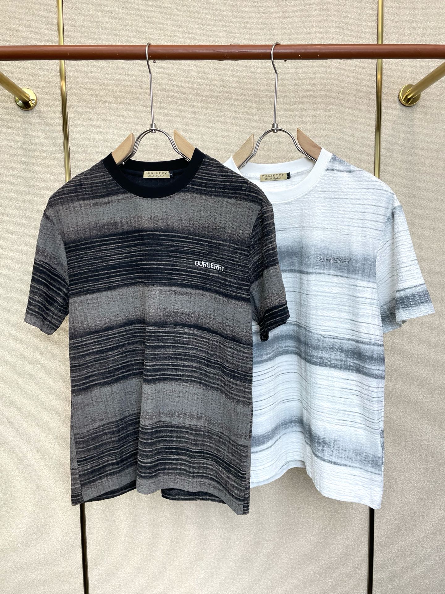 NO:915856,.Burberry's new and popular original men's casual short-sleeves, high-end customization, high-end version, fashionable and versatile imported fabrics, super soft and delicate to the touch, skin-friendly and comfortable to wear, high-end boutique, the upper body is exquisitely made by the factory, a must-have item for men, complete with three standards, size M-3XL,, burberry, burberry, T-shirt,19860909.Burberry巴宝莉砸锅卖铁都要上的新款新款原单男士休闲短袖 高端定制 高端版本 时尚百搭爆款进口面料 手感超柔软细腻 穿着亲肤舒适 高端精品 代工厂精细做上身非常赞 男士必备单品 三标齐全 码数M-3XL,,burberry,burberry,T-shirt,,Men's clothing