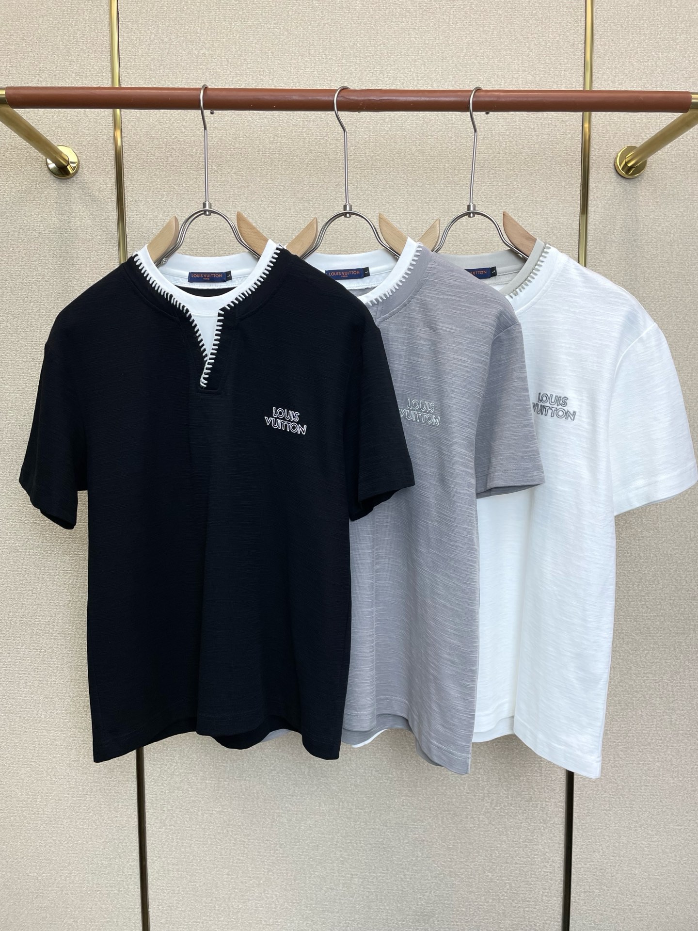 NO:915862,.Louis Vuitton’s new and popular men’s casual short-sleeve originals. High-end customization. High-end version. Fashionable and versatile imported fabrics. Super soft and delicate feel. Skin-friendly and comfortable to wear. High-end boutique. The upper body is exquisitely made by the factory. Men’s must-have items. Three standards are complete. Size M-3XL, Louis Vuitton, Louis Vuitton, T-shirt,19860909.Louis Vuitton路易威登砸锅卖铁都要上的新款新款原单男士休闲短袖 高端定制 高端版本 时尚百搭爆款进口面料 手感超柔软细腻 穿着亲肤舒适 高端精品 代工厂精细做上身非常赞 男士必备单品 三标齐全 码数M-3XL,,louis vuitton,louis vuitton,T-shirt,,Men's clothing
