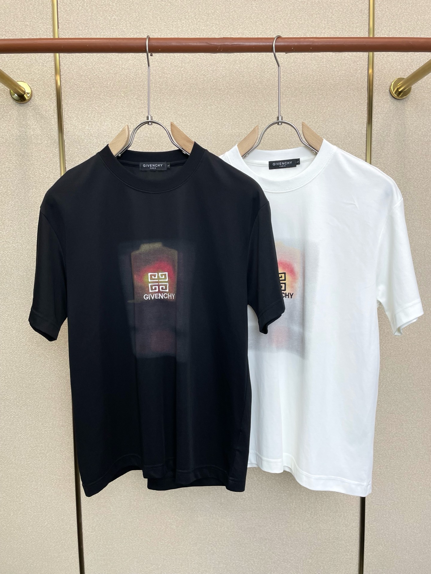 NO:915839,.GIVENCHY, the new original men's casual short-sleeve that is sold at all times, high-end customization, high-end version, fashionable and versatile imported fabrics, super soft and delicate to the touch, skin-friendly and comfortable to wear, high-end boutique, the upper body is exquisitely made by the OEM, a must-have item for men, complete with three standards, size M-3XL,,givenchy,givenchy,T-shirt,19860909.GIVENCHY纪梵希砸锅卖铁都要上的新款新款原单男士休闲短袖 高端定制 高端版本 时尚百搭爆款进口面料 手感超柔软细腻 穿着亲肤舒适 高端精品 代工厂精细做上身非常赞 男士必备单品 三标齐全 码数M-3XL,,givenchy,givenchy,T-shirt,,Men's clothing
