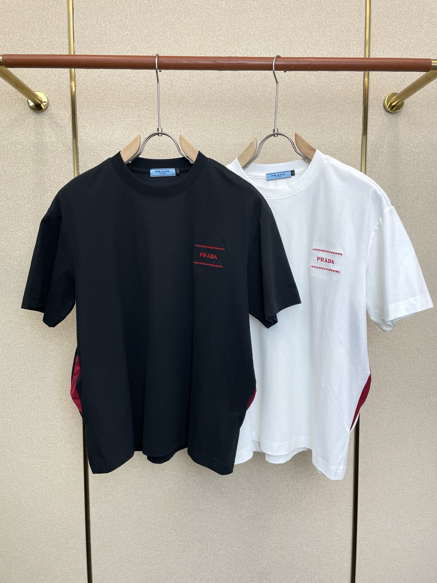 NO:915845,.Prada’s new and popular men’s casual short-sleeved original model, high-end customization, high-end version, fashionable and versatile, popular imported fabrics, super soft and delicate to the touch, skin-friendly and comfortable to wear, high-end boutique, exquisite upper body made by the factory, very good, a must-have item for men, complete with three standards, size M-3XL,, prada, prada, T-shirt,19860909.Prada普拉达砸锅卖铁都要上的新款新款原单男士休闲短袖 高端定制 高端版本 时尚百搭爆款进口面料 手感超柔软细腻 穿着亲肤舒适 高端精品 代工厂精细做上身非常赞 男士必备单品 三标齐全 码数M-3XL,,prada,prada,T-shirt,,Men's clothing