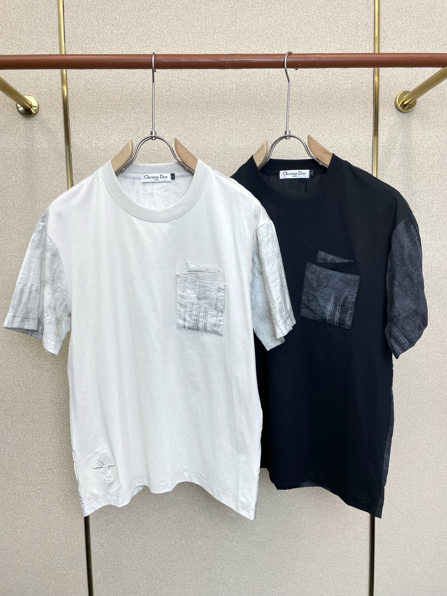 NO:915851,.Dior Dior’s new and popular new original men’s casual short-sleeved high-end customized high-end version fashionable and versatile imported fabrics super soft and delicate to the touch and comfortable to wear. High-end boutique. The upper body is exquisitely made by the factory. A must-have item for men. Three complete standards. Size M-3XL, dior, dior, T-shirt,19860909.Dior迪奥砸锅卖铁都要上的新款新款原单男士休闲短袖 高端定制 高端版本 时尚百搭爆款进口面料 手感超柔软细腻 穿着亲肤舒适 高端精品 代工厂精细做上身非常赞 男士必备单品 三标齐全 码数M-3XL,,dior,dior,T-shirt,,Men's clothing