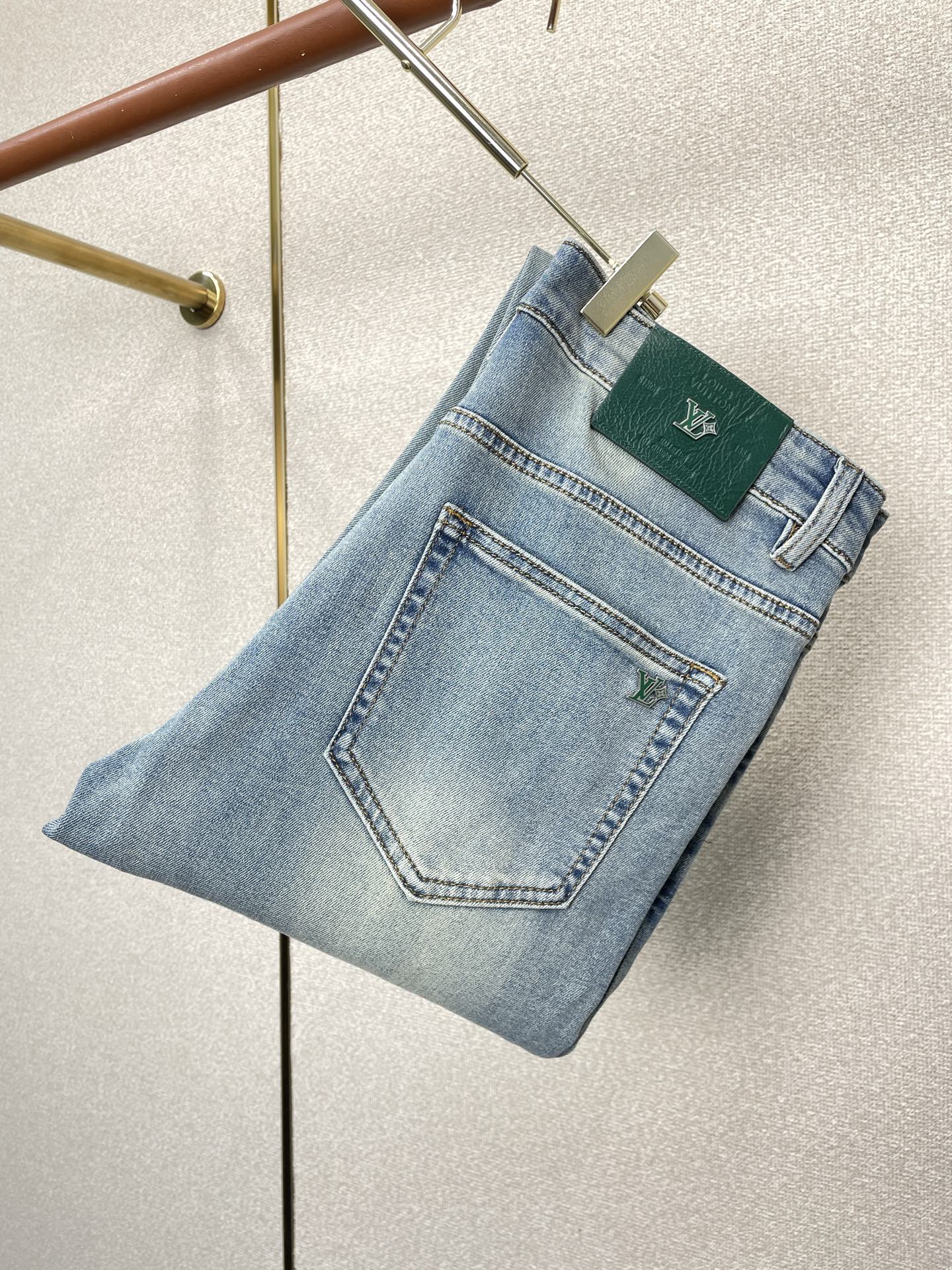 NO:919049,.Louis Vuitton's high-end version of the new casual jeans that Louis Vuitton sells all over the world. Custom-made fabrics at the counter. Highly breathable and comfortable, with impeccable details. The brand element design concept reflects high quality. It feels delicate and soft!  It presents a casual cut and the upper body shape is awesome!  Code number 29-38,,louis vuitton,louis vuitton,jeans,19860909.Louis Vuitton路易威登砸锅卖铁都要上的新款新款休闲牛仔裤高端版本 专柜定制面料 透气舒适度高,细节无可挑剔,品牌元素设计理念,体现高品质.手感细腻柔软！呈现休闲裁剪,上身版型超赞！码数29-38,,louis vuitton,louis vuitton,jeans,,Men's clothing