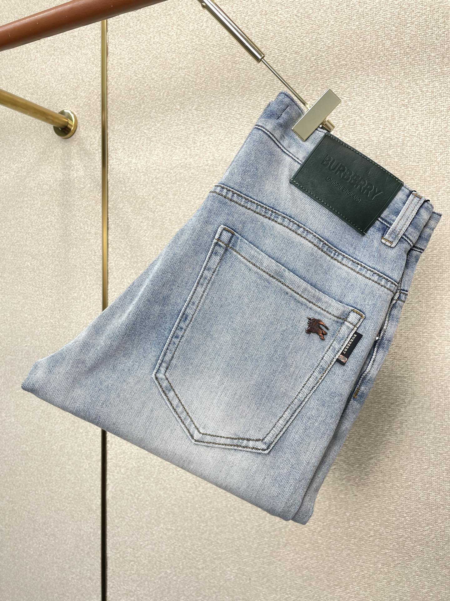 NO:919051,.Burberry's new high-end version of casual jeans that everyone wants to sell. Customized fabrics at the counter. Highly breathable and comfortable, with impeccable details. The brand element design concept reflects high quality. It feels delicate and soft!  It presents a casual cut and the upper body shape is awesome!  Code number 29-38,,burberry,burberry,jeans,19860909.Burberry巴宝莉砸锅卖铁都要上的新款新款休闲牛仔裤高端版本 专柜定制面料 透气舒适度高,细节无可挑剔,品牌元素设计理念,体现高品质.手感细腻柔软！呈现休闲裁剪,上身版型超赞！码数29-38,,burberry,burberry,jeans,,Men's clothing
