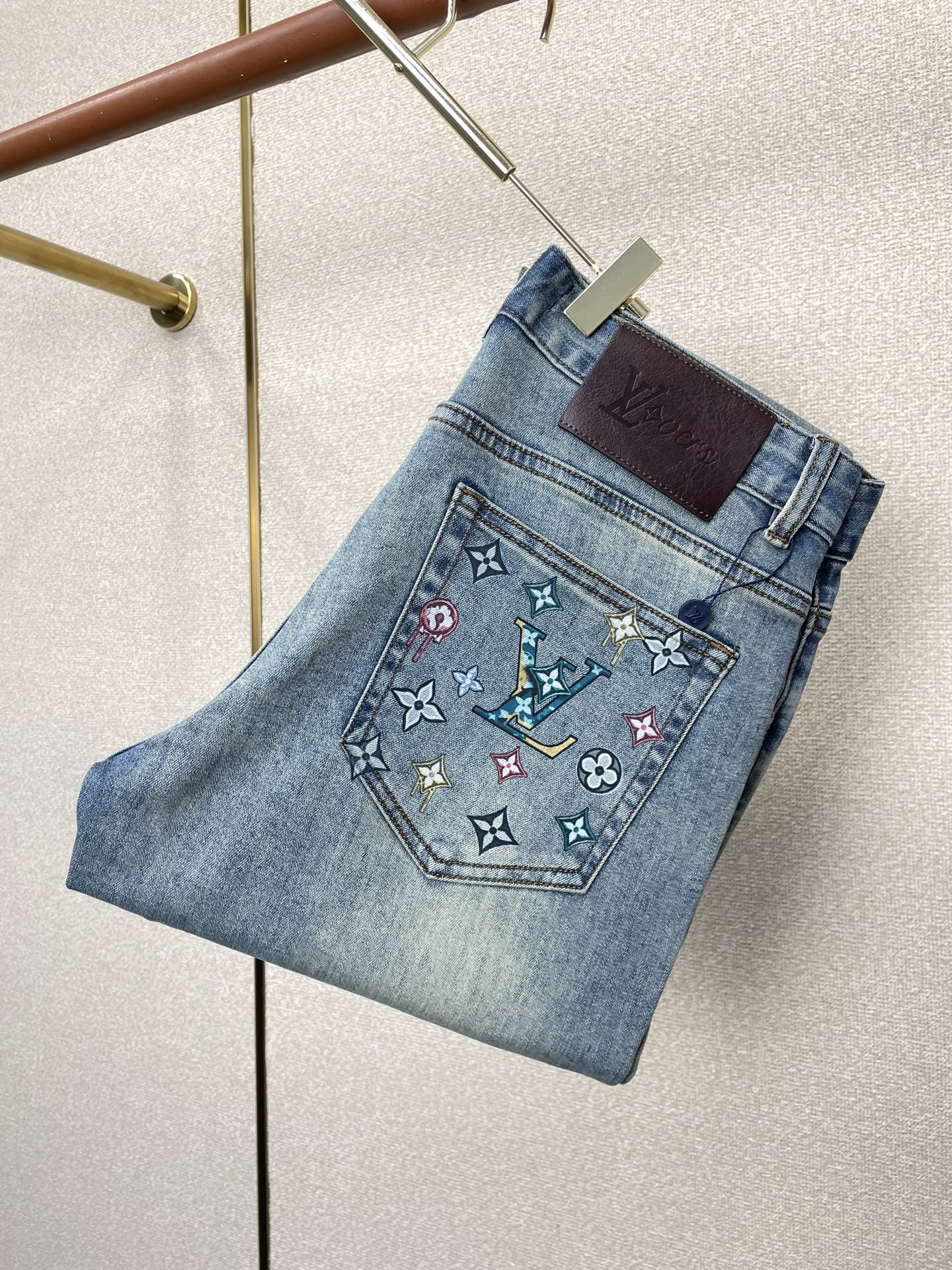 NO:919053,.Louis Vuitton's high-end version of the new casual jeans that Louis Vuitton sells all over the world. Custom-made fabrics at the counter. Highly breathable and comfortable, with impeccable details. The brand element design concept reflects high quality. It feels delicate and soft!  It presents a casual cut and the upper body shape is awesome!  Code number 29-38,,louis vuitton,louis vuitton,jeans,19860909.Louis Vuitton路易威登砸锅卖铁都要上的新款新款休闲牛仔裤高端版本 专柜定制面料 透气舒适度高,细节无可挑剔,品牌元素设计理念,体现高品质.手感细腻柔软！呈现休闲裁剪,上身版型超赞！码数29-38,,louis vuitton,louis vuitton,jeans,,Men's clothing