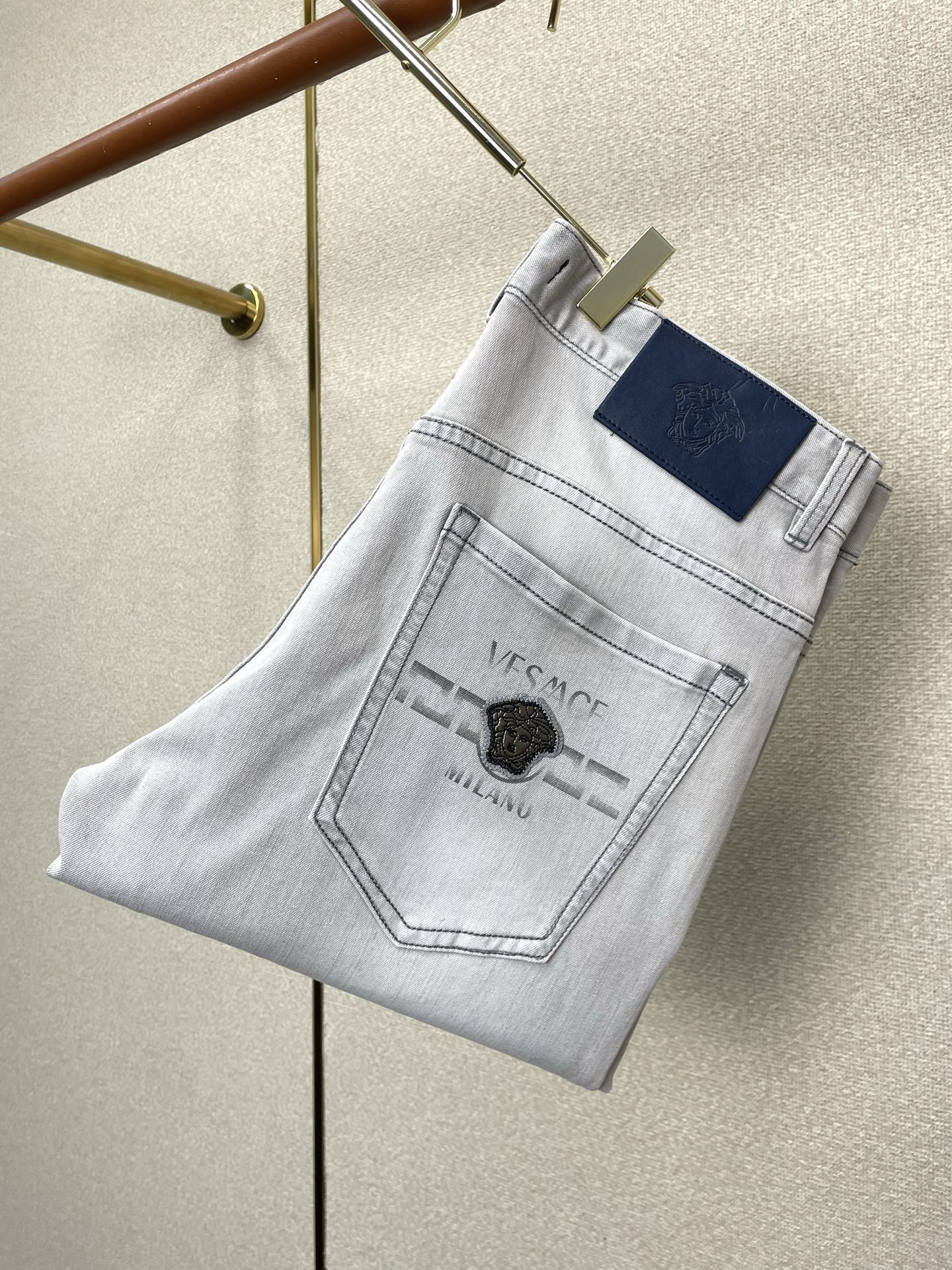 NO:919055,.VERSACE Versace's new high-end version of casual jeans that everyone wants to buy. Customized fabrics at the counter. Highly breathable and comfortable, with impeccable details. The brand element design concept reflects high quality. It feels delicate and soft!  It presents a casual cut and the upper body shape is awesome!  Code number 29-38,,versace,versace,jeans,19860909.VERSACE范思哲砸锅卖铁都要上的新款新款休闲牛仔裤高端版本 专柜定制面料 透气舒适度高,细节无可挑剔,品牌元素设计理念,体现高品质.手感细腻柔软！呈现休闲裁剪,上身版型超赞！码数29-38,,versace,versace,jeans,,Men's clothing