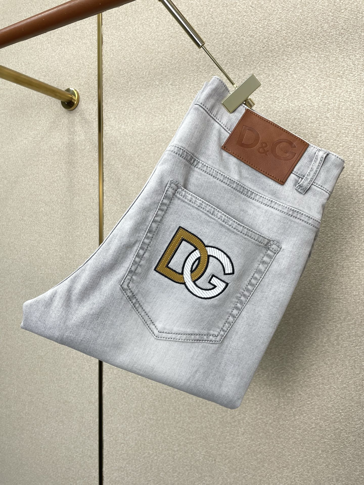 NO:913235,.Dolce&Gabbana exclusively provides high-end versions of new casual jeans. Custom-made fabrics at the counter. Highly breathable and comfortable, with impeccable details. The brand element design concept reflects high quality. It feels delicate and soft!  It presents a casual cut and the upper body shape is awesome!  Size 29-38,,Dolce&Gabbana,Dolce&Gabbana,jeans,19860909.Dolce&Gabbana杜嘉班纳独家专供新款休闲牛仔裤高端版本 专柜定制面料 透气舒适度高,细节无可挑剔,品牌元素设计理念,体现高品质.手感细腻柔软！呈现休闲裁剪,上身版型超赞！码数29-38,,Dolce&Gabbana,Dolce&Gabbana,jeans,,Men's clothing