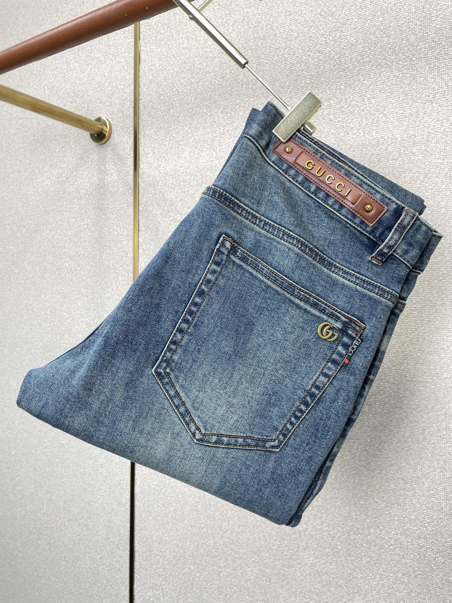 NO:914681,.Gucci exclusively supplies high-end versions of new casual jeans. Custom-made fabrics at the counter. Highly breathable and comfortable, with impeccable details. The brand element design concept reflects high quality. It feels delicate and soft!  It presents a casual cut and the upper body shape is awesome!  Code number 29-38,,gucci,gucci,jeans,19860909.Gucci古驰独家专供新款休闲牛仔裤高端版本 专柜定制面料 透气舒适度高,细节无可挑剔,品牌元素设计理念,体现高品质.手感细腻柔软！呈现休闲裁剪,上身版型超赞！码数29-38,,gucci,gucci,jeans,,Men's clothing