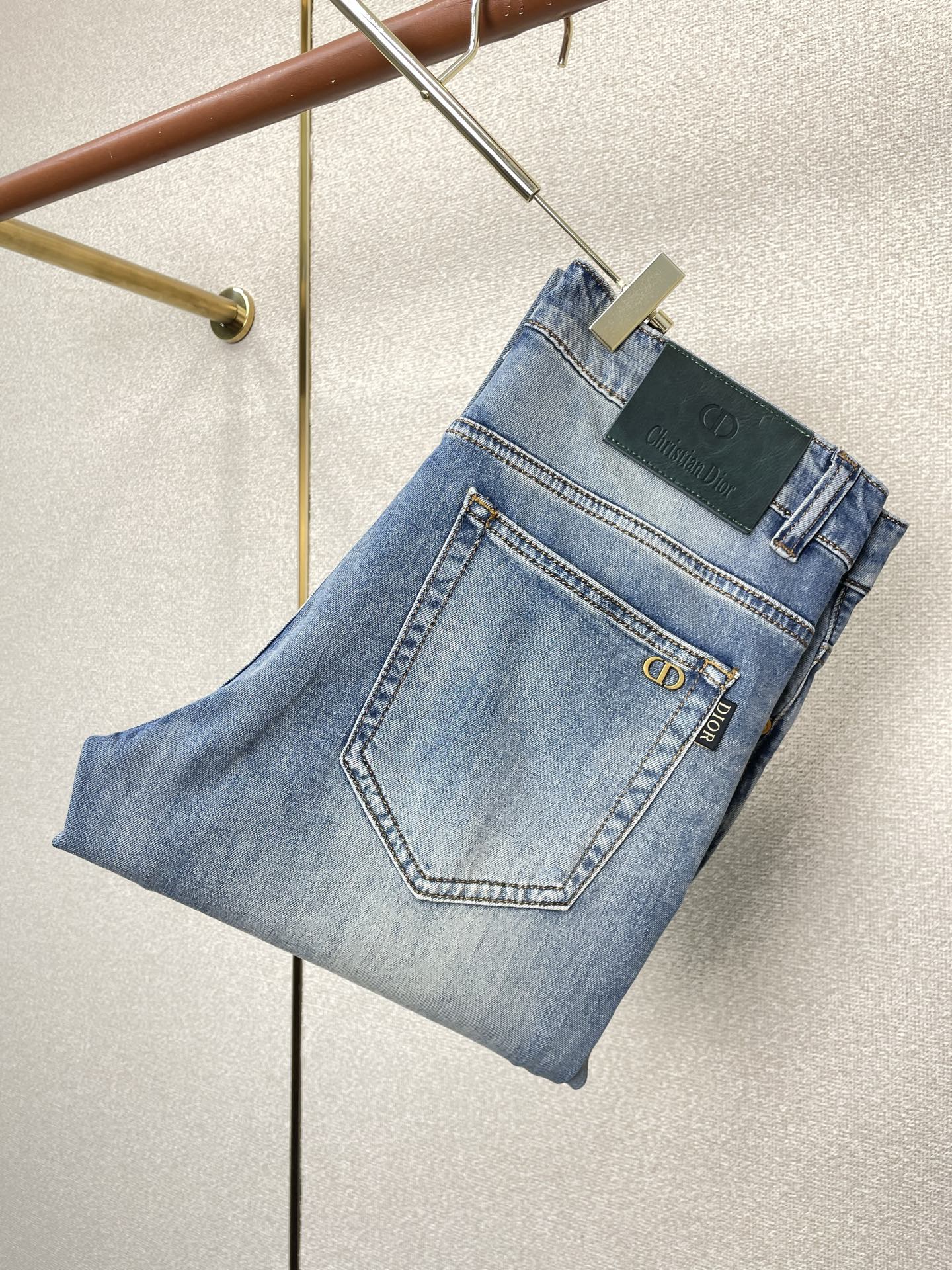 NO:914658,.Dior exclusively provides high-end versions of new casual jeans. Custom-made fabrics at the counter. Highly breathable and comfortable, with impeccable details. The brand element design concept reflects high quality. It feels delicate and soft!  It presents a casual cut and the upper body shape is awesome!  Code number 29-38,,dior,dior,jeans,19860909.Dior迪奥独家专供新款休闲牛仔裤高端版本 专柜定制面料 透气舒适度高,细节无可挑剔,品牌元素设计理念,体现高品质.手感细腻柔软！呈现休闲裁剪,上身版型超赞！码数29-38,,dior,dior,jeans,,Men's clothing
