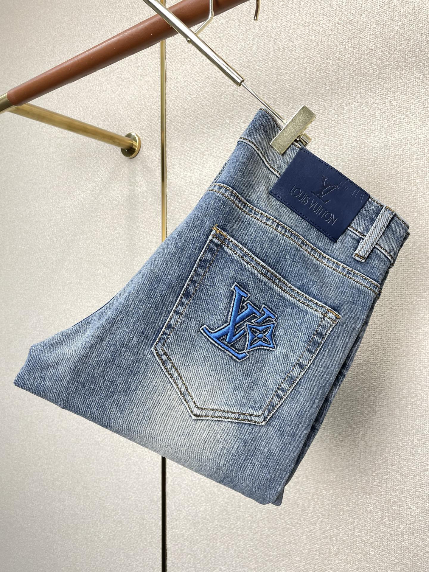 NO:915937,.Louis Vuitton exclusively provides high-end versions of new casual jeans. Custom-made fabrics at the counter. Highly breathable and comfortable, with impeccable details. The brand element design concept reflects high quality. It feels delicate and soft!  It presents a casual cut and the upper body shape is awesome!  Code number 29-38,,louis vuitton,louis vuitton,jeans,19860909.Louis Vuitton路易威登独家专供新款休闲牛仔裤高端版本 专柜定制面料 透气舒适度高,细节无可挑剔,品牌元素设计理念,体现高品质.手感细腻柔软！呈现休闲裁剪,上身版型超赞！码数29-38,,louis vuitton,louis vuitton,jeans,,Men's clothing