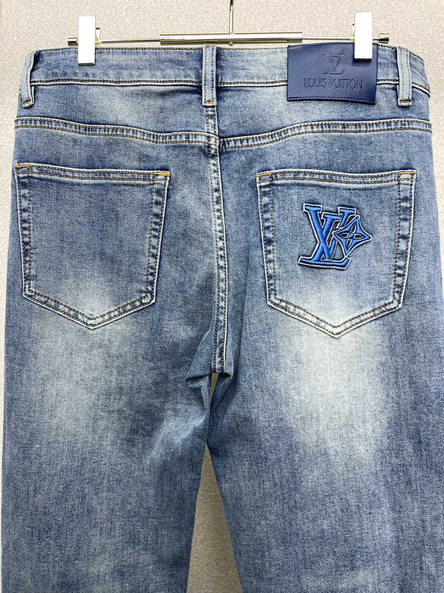 Louis Vuitton路易威登💥砸锅卖铁都要上的新款新款休闲牛仔裤👖高端版本 专柜定制面料 透气舒适度高，细节无可挑