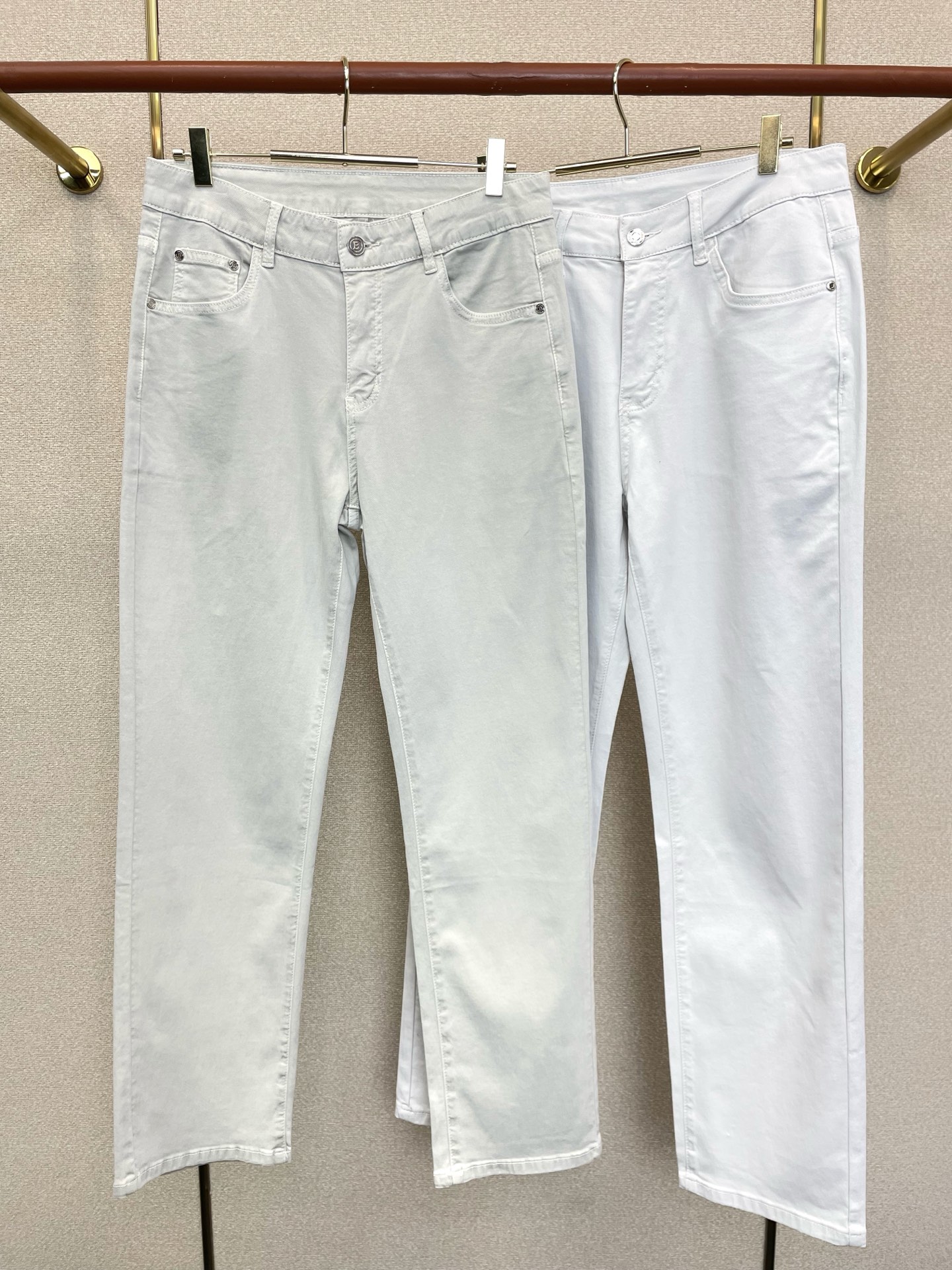 NO:919059,.Bottega Veneta is a high-end version of the new casual jeans that everyone has to buy. Custom-made fabrics at the counter. Highly breathable and comfortable, with impeccable details. The brand element design concept embodies high quality. It feels delicate and soft!  It presents a casual cut and the upper body shape is awesome!  Code number 28-36 (no 35),,bottega veneta,bottega veneta,jeans,19860909.Bottega Veneta葆蝶家砸锅卖铁都要上的新款新款休闲牛仔裤高端版本 专柜定制面料 透气舒适度高,细节无可挑剔,品牌元素设计理念,体现高品质.手感细腻柔软！呈现休闲裁剪,上身版型超赞！码数28-36（无35）,,bottega veneta,bottega veneta,jeans,,Men's clothing