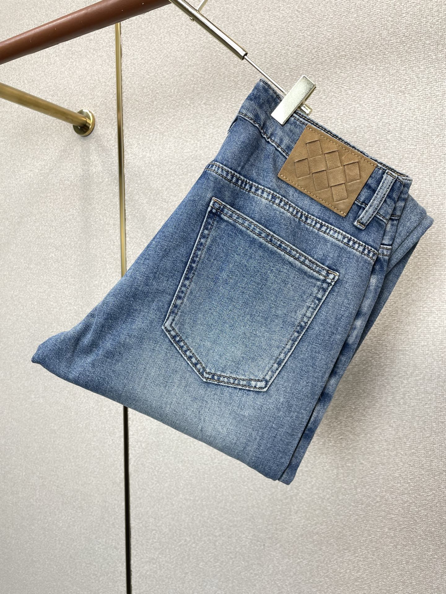 NO:915938,.Bottega Veneta exclusively provides high-end versions of new casual jeans. Custom-made fabrics at the counter. Highly breathable and comfortable, with impeccable details. The brand element design concept reflects high quality. It feels delicate and soft!  It presents a casual cut and the upper body shape is awesome!  Code number 28-36 (no 35),,bottega veneta,bottega veneta,jeans,19860909.Bottega Veneta葆蝶家独家专供新款休闲牛仔裤高端版本 专柜定制面料 透气舒适度高,细节无可挑剔,品牌元素设计理念,体现高品质.手感细腻柔软！呈现休闲裁剪,上身版型超赞！码数28-36（无35）,,bottega veneta,bottega veneta,jeans,,Men's clothing