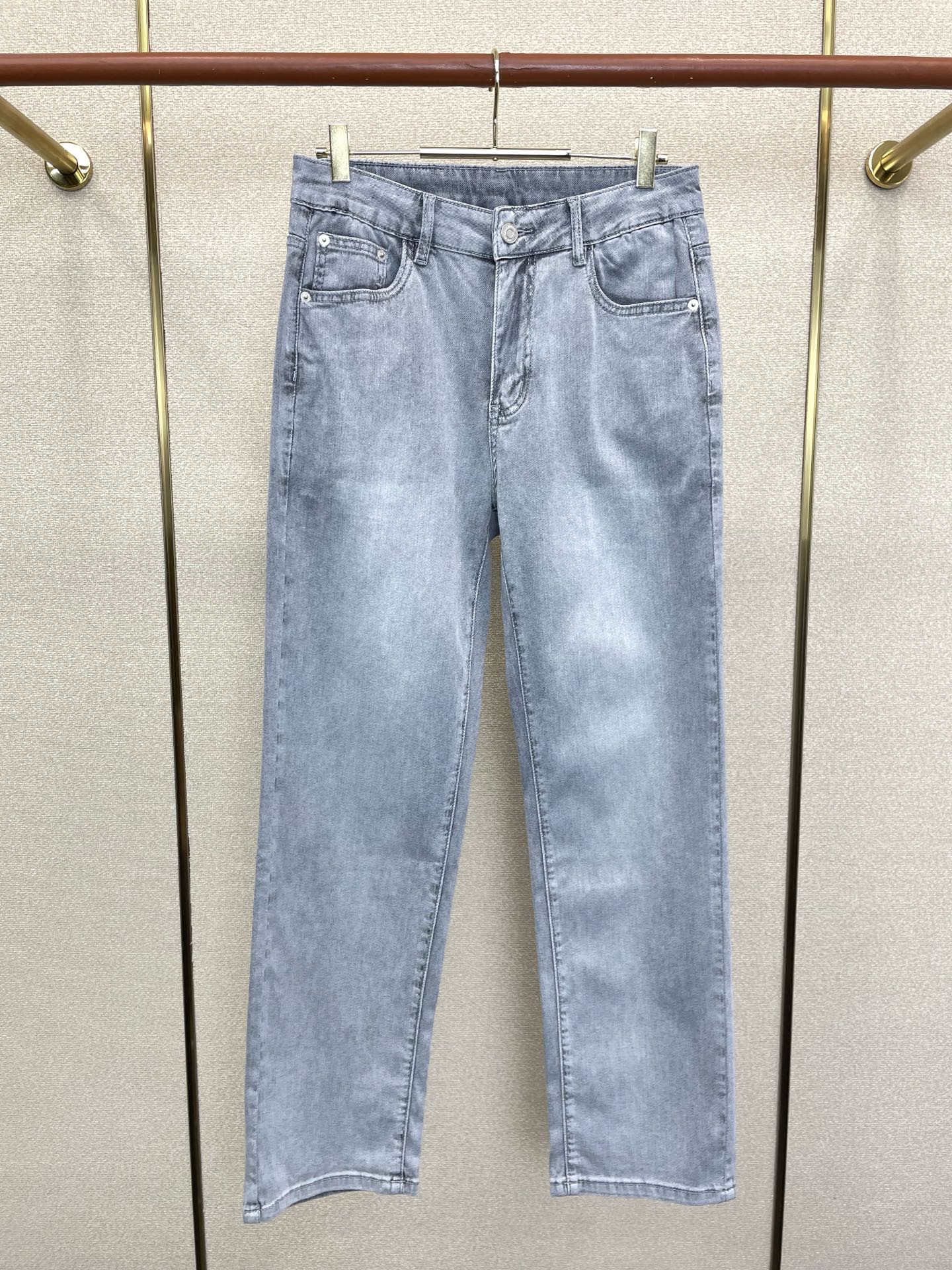NO:913238,.Bottega Veneta exclusively provides high-end versions of new casual jeans. Custom-made fabrics at the counter. Highly breathable and comfortable, with impeccable details. The brand element design concept reflects high quality. It feels delicate and soft!  It presents a casual cut and the upper body shape is awesome!  Code number 28-36 (no 35),,bottega veneta,bottega veneta,jeans,19860909.Bottega Veneta葆蝶家独家专供新款休闲牛仔裤高端版本 专柜定制面料 透气舒适度高,细节无可挑剔,品牌元素设计理念,体现高品质.手感细腻柔软！呈现休闲裁剪,上身版型超赞！码数28-36（无35）,,bottega veneta,bottega veneta,jeans,,Men's clothing