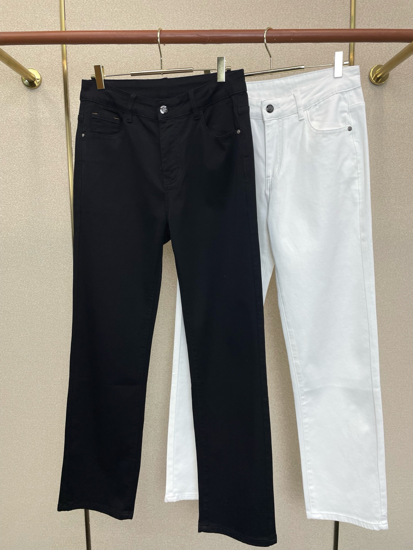 NO:919057,.LP-Loro Piana is a high-end version of the new casual jeans that everyone wants to buy. Custom-made fabrics at the counter. Highly breathable and comfortable, with impeccable details. The brand element design concept reflects high quality. It feels delicate and soft!  It presents a casual cut and the upper body shape is awesome!  Code number 28-36 (no 35),,loro piana,loro piana,jeans,19860909.LP-Loro Piana诺悠翩雅砸锅卖铁都要上的新款新款休闲牛仔裤高端版本 专柜定制面料 透气舒适度高,细节无可挑剔,品牌元素设计理念,体现高品质.手感细腻柔软！呈现休闲裁剪,上身版型超赞！码数28-36（无35）,,loro piana,loro piana,jeans,,Men's clothing