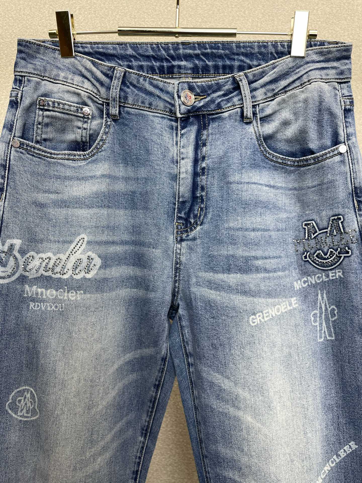 Moncler蒙口💥砸锅卖铁都要上的新款新款休闲牛仔裤👖高端版本 专柜定制面料 透气舒适度高，细节无可挑剔，品牌元素设计