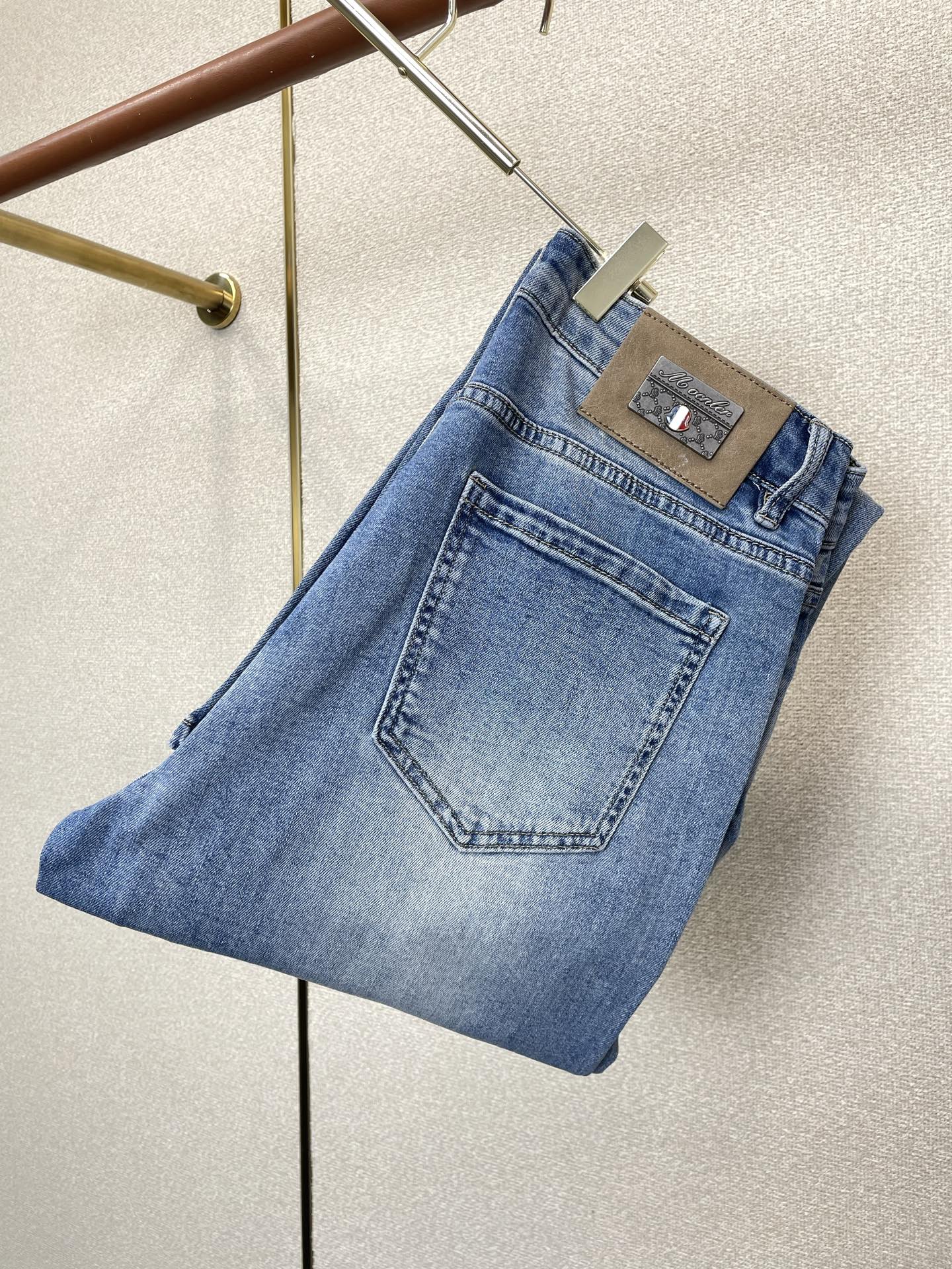 NO:915941,.Moncler exclusively provides high-end versions of new casual jeans. Custom-made fabrics at the counter. Highly breathable and comfortable, with impeccable details. The brand element design concept reflects high quality. It feels delicate and soft!  It presents a casual cut and the upper body shape is awesome!  Size 28-36 (no 35),,Moncler,jeans,19860909.Moncler蒙口独家专供新款休闲牛仔裤高端版本 专柜定制面料 透气舒适度高,细节无可挑剔,品牌元素设计理念,体现高品质.手感细腻柔软！呈现休闲裁剪,上身版型超赞！码数28-36（无35）,,Moncler,jeans,,Men's clothing