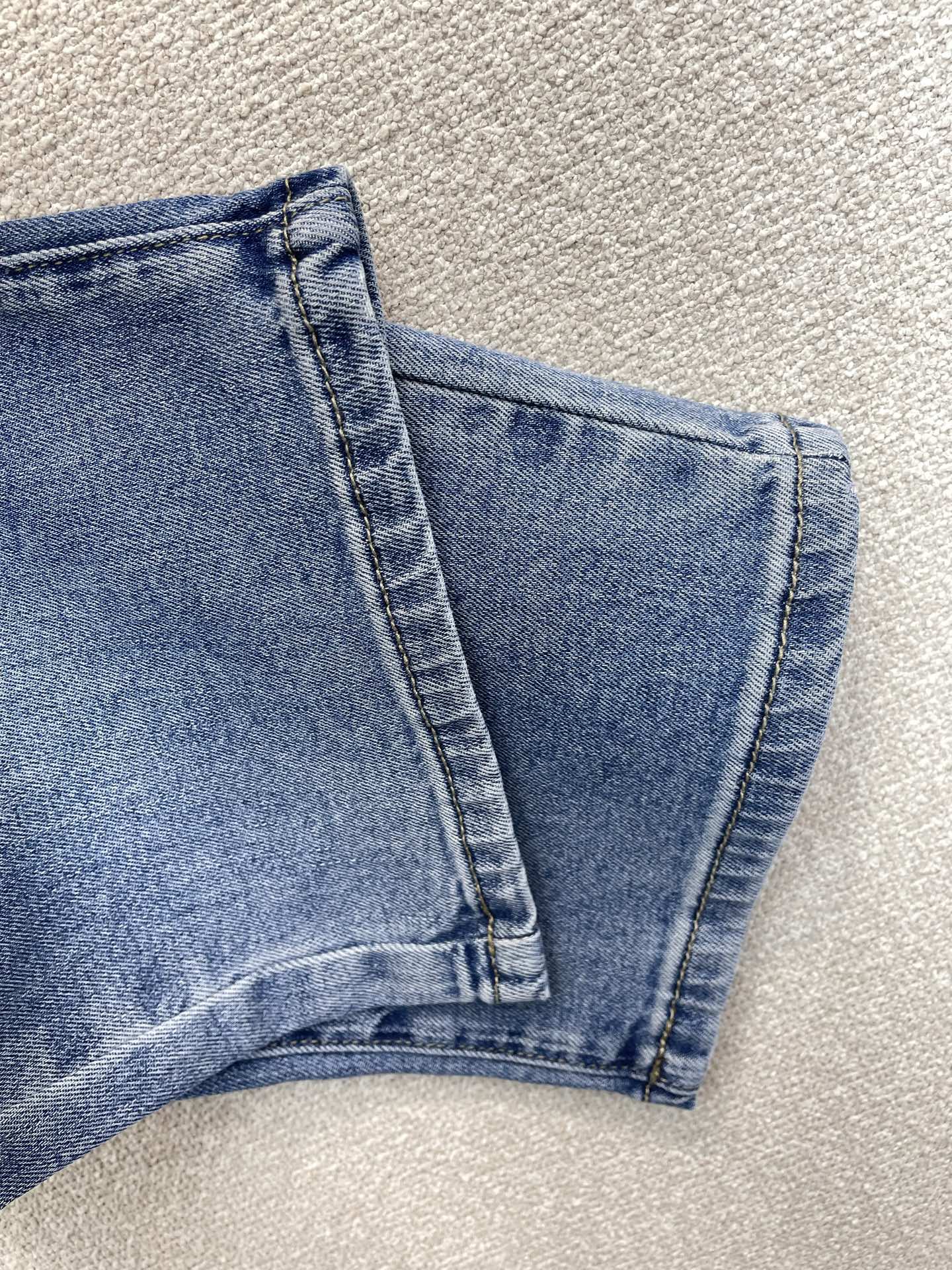 Moncler蒙口💥砸锅卖铁都要上的新款新款休闲牛仔裤👖高端版本 专柜定制面料 透气舒适度高，细节无可挑剔，品牌元素设计