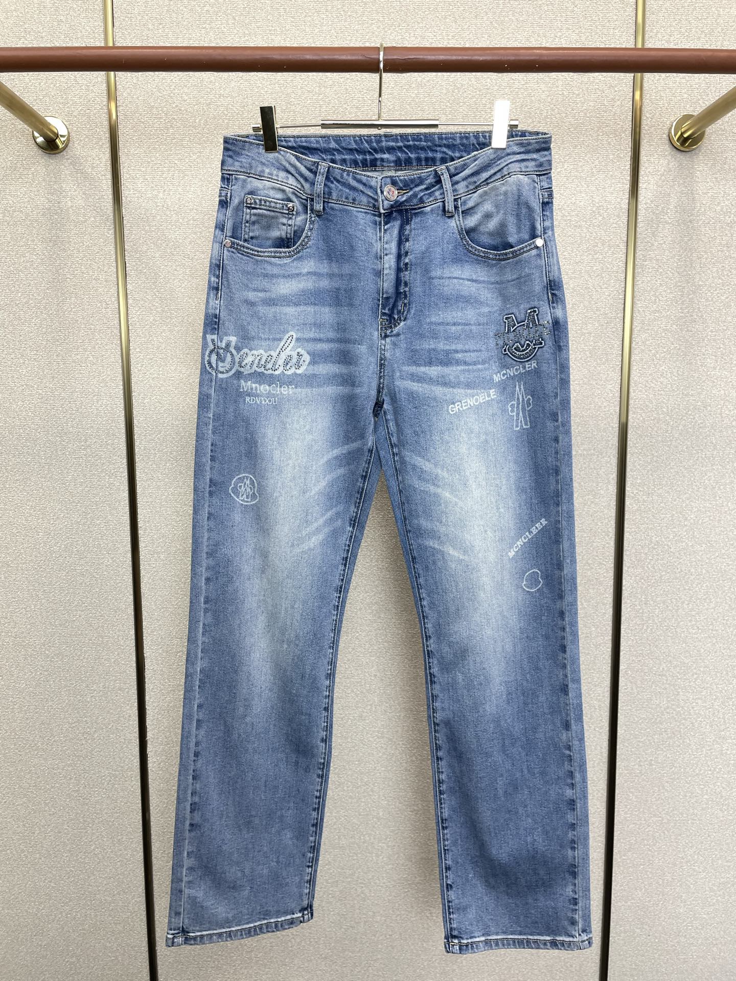 Moncler蒙口💥砸锅卖铁都要上的新款新款休闲牛仔裤👖高端版本 专柜定制面料 透气舒适度高，细节无可挑剔，品牌元素设计