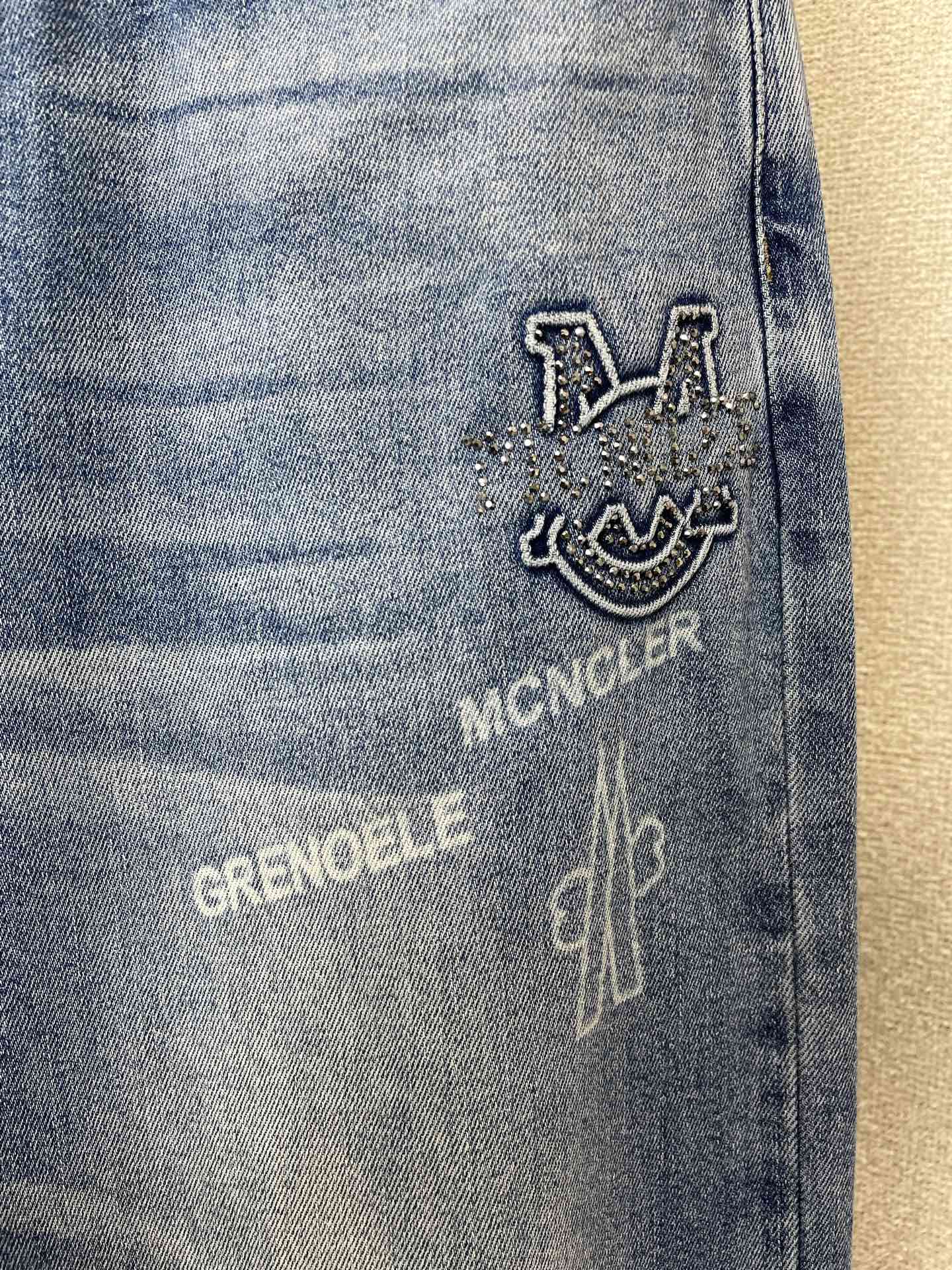 Moncler蒙口💥砸锅卖铁都要上的新款新款休闲牛仔裤👖高端版本 专柜定制面料 透气舒适度高，细节无可挑剔，品牌元素设计