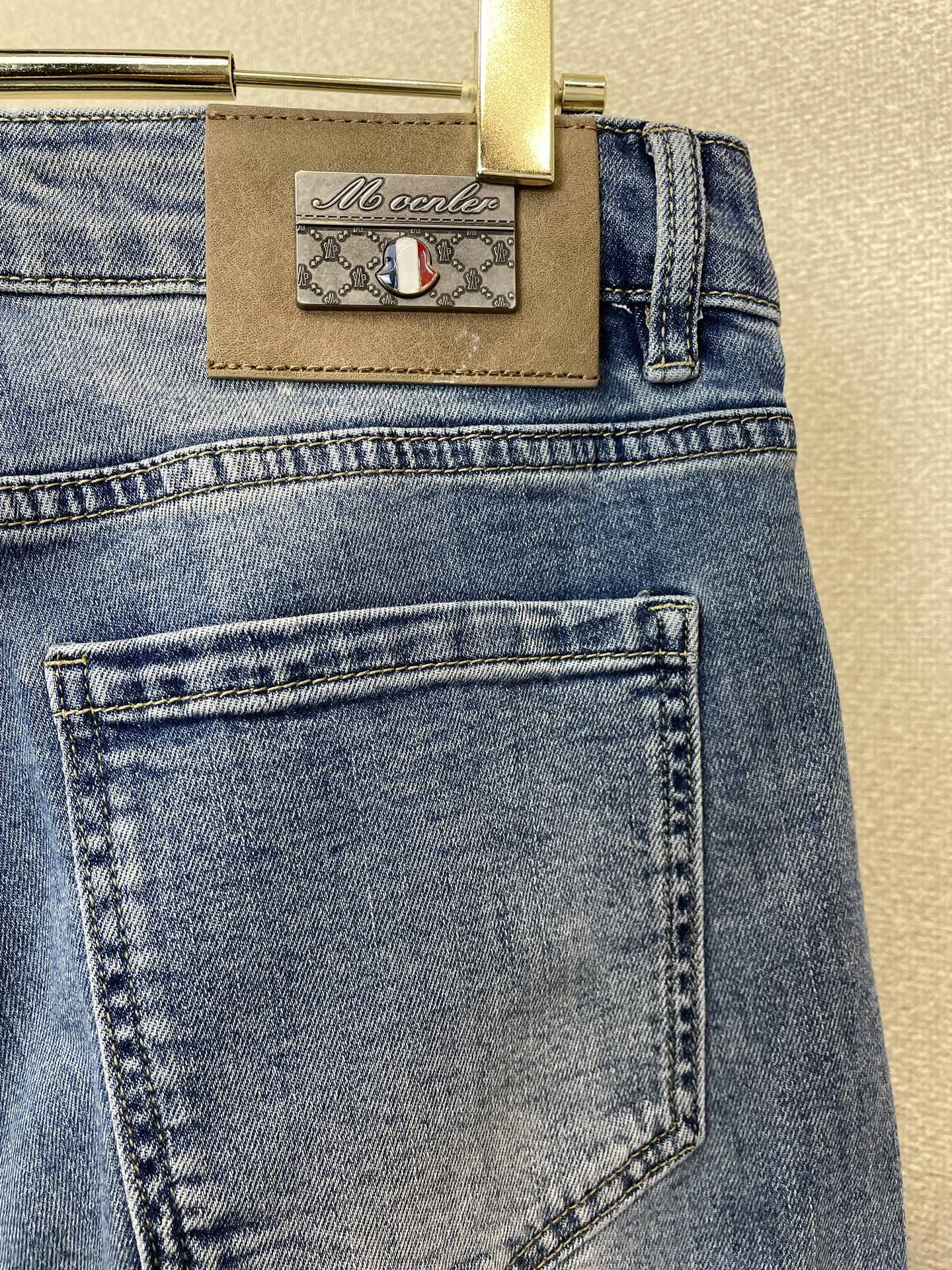 Moncler蒙口💥砸锅卖铁都要上的新款新款休闲牛仔裤👖高端版本 专柜定制面料 透气舒适度高，细节无可挑剔，品牌元素设计