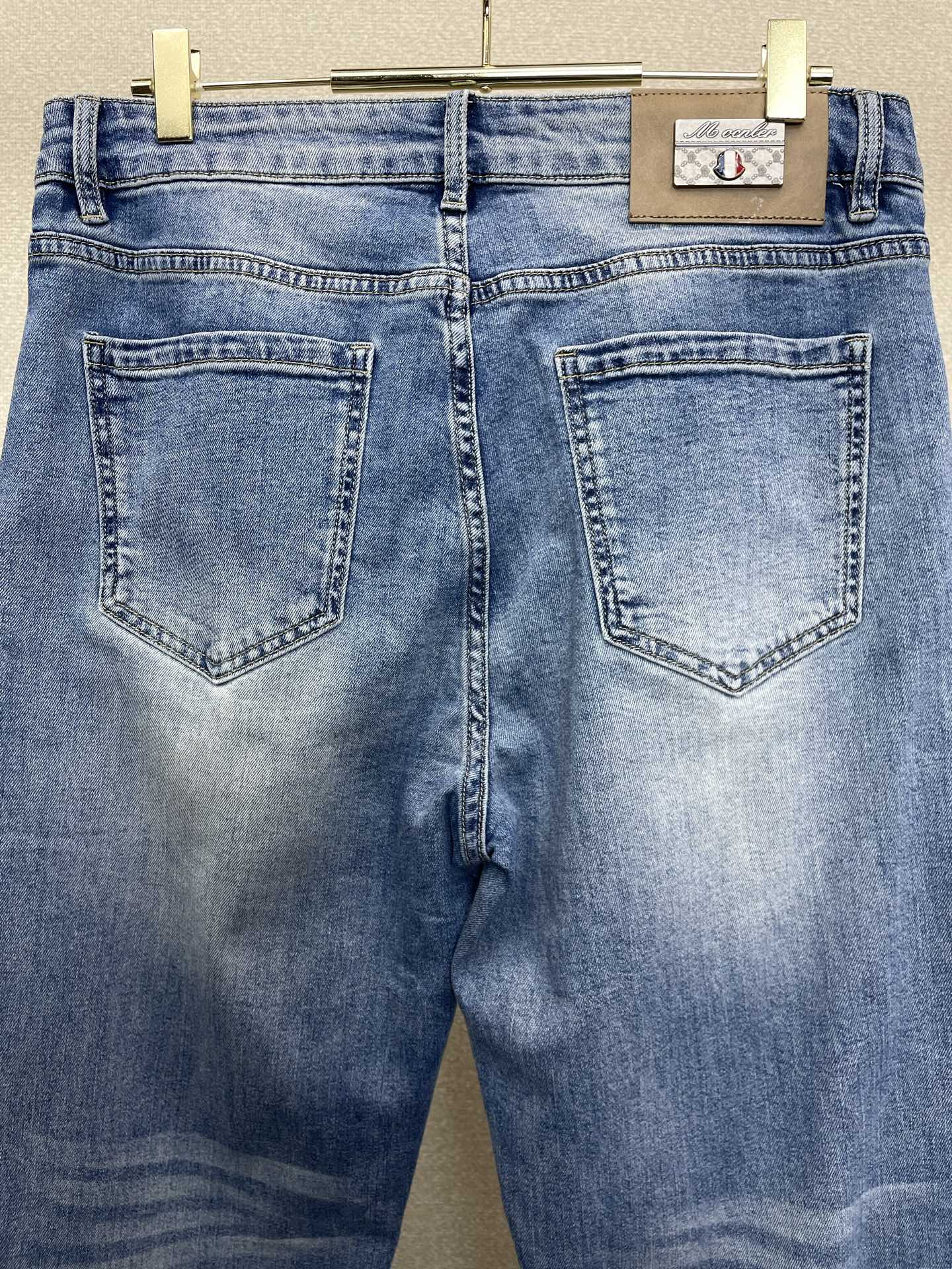 Moncler蒙口💥砸锅卖铁都要上的新款新款休闲牛仔裤👖高端版本 专柜定制面料 透气舒适度高，细节无可挑剔，品牌元素设计