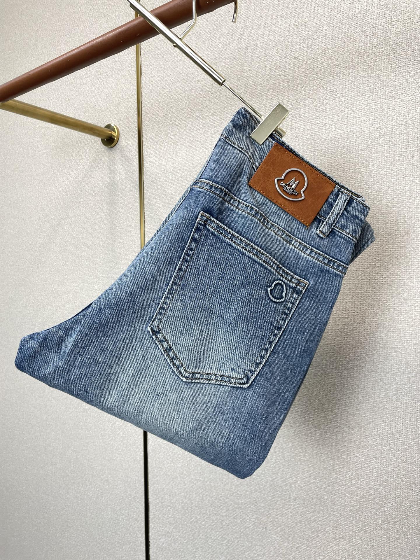 NO:913212,.Moncler exclusively provides high-end versions of new casual jeans. Custom-made fabrics at the counter. Highly breathable and comfortable, with impeccable details. The brand element design concept reflects high quality. It feels delicate and soft!  It presents a casual cut and the upper body shape is awesome!  Size 28-36 (no 35),,Moncler,jeans,19860909.Moncler蒙口独家专供新款休闲牛仔裤高端版本 专柜定制面料 透气舒适度高,细节无可挑剔,品牌元素设计理念,体现高品质.手感细腻柔软！呈现休闲裁剪,上身版型超赞！码数28-36（无35）,,Moncler,jeans,,Men's clothing