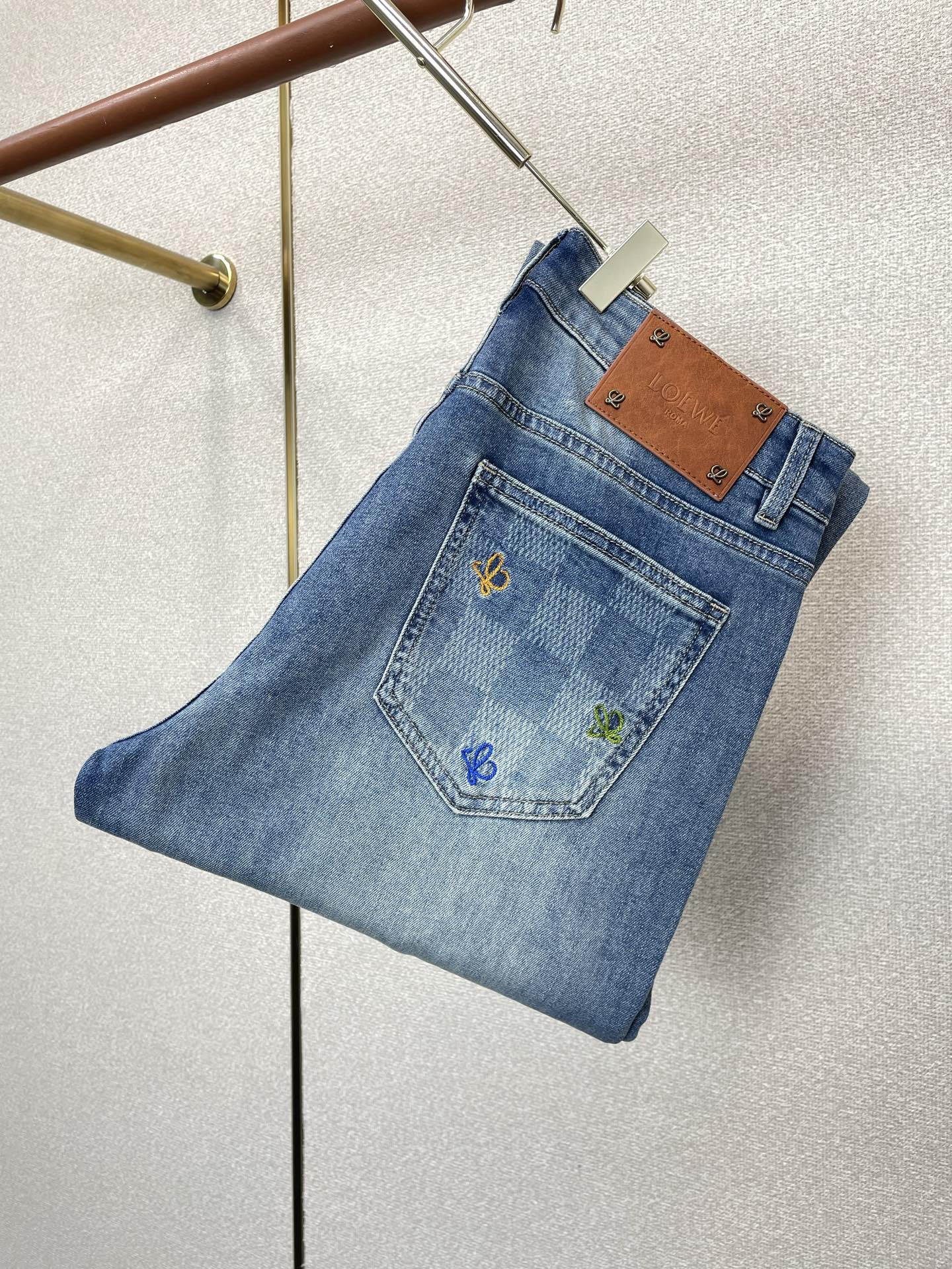 NO:914684,.LOEWE exclusively provides high-end versions of new casual jeans. Custom-made fabrics at the counter. Highly breathable and comfortable, with impeccable details. The brand element design concept embodies high quality. It feels delicate and soft!  It presents a casual cut and the upper body shape is awesome!  Code number 28-36 (no 35),,loewe,loewe,jeans,19860909.LOEWE罗意威独家专供新款休闲牛仔裤高端版本 专柜定制面料 透气舒适度高,细节无可挑剔,品牌元素设计理念,体现高品质.手感细腻柔软！呈现休闲裁剪,上身版型超赞！码数28-36（无35）,,loewe,loewe,jeans,,Men's clothing