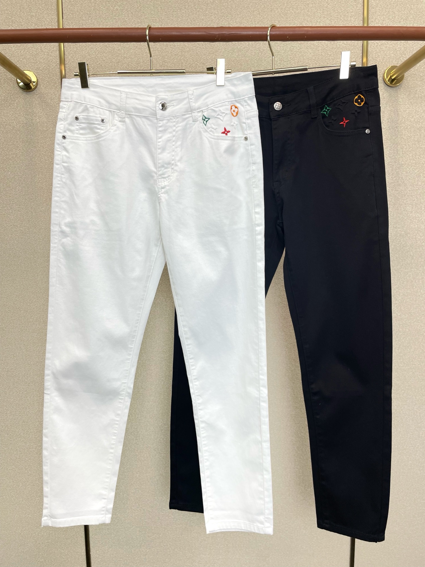 NO:914664,.Louis Vuitton exclusively provides high-end versions of new casual jeans. Custom-made fabrics at the counter. Highly breathable and comfortable, with impeccable details. The brand element design concept reflects high quality. It feels delicate and soft!  It presents a casual cut and the upper body shape is awesome!  Code number 28-36 (no 35),,louis vuitton,louis vuitton,jeans,19860909.Louis Vuitton路易威登独家专供新款休闲牛仔裤高端版本 专柜定制面料 透气舒适度高,细节无可挑剔,品牌元素设计理念,体现高品质.手感细腻柔软！呈现休闲裁剪,上身版型超赞！码数28-36（无35）,,louis vuitton,louis vuitton,jeans,,Men's clothing