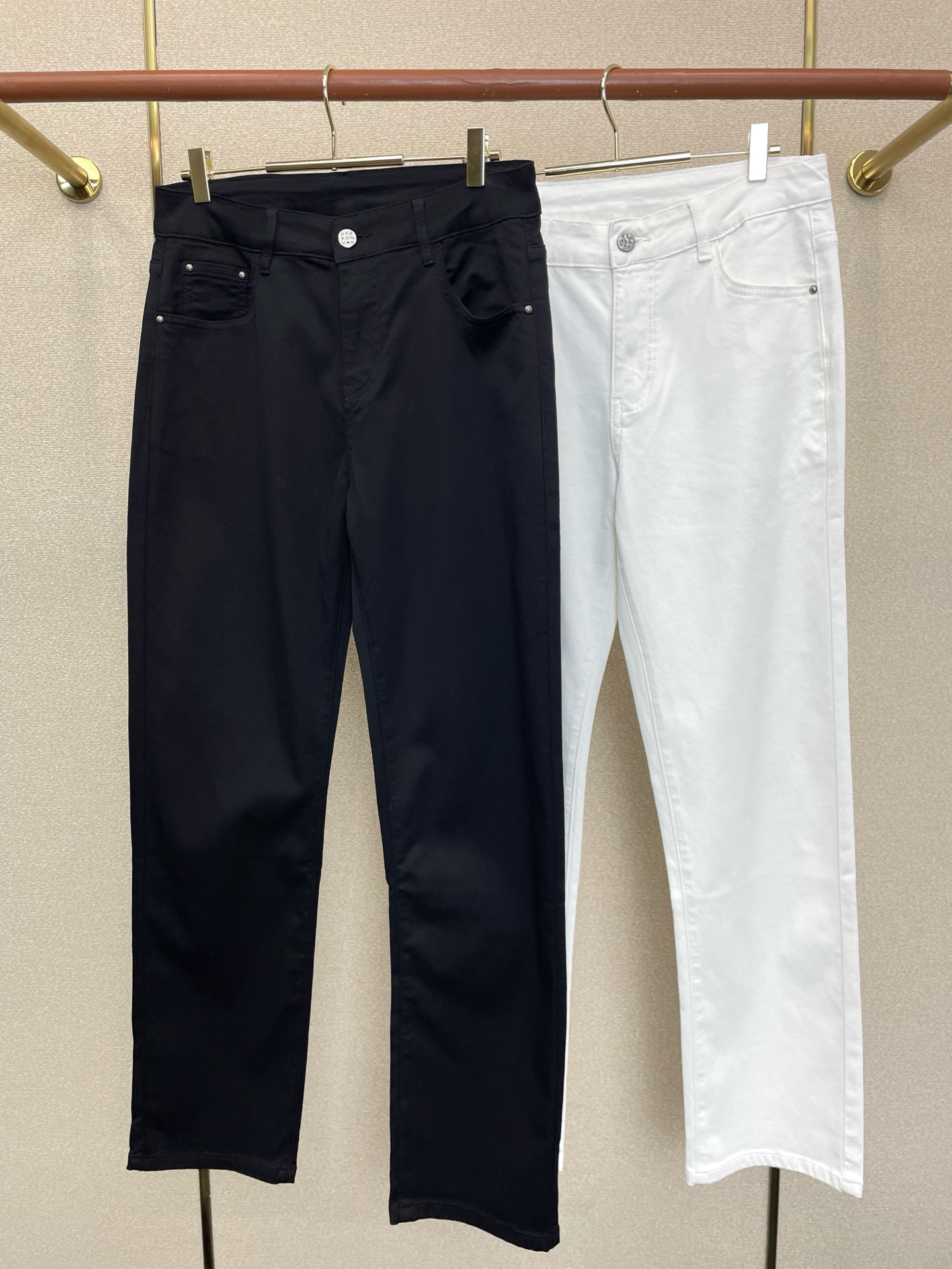 NO:913215,.Louis Vuitton exclusively provides high-end versions of new casual jeans. Custom-made fabrics at the counter. Highly breathable and comfortable, with impeccable details. The brand element design concept reflects high quality. It feels delicate and soft!  It presents a casual cut and the upper body shape is awesome!  Code number 28-36 (no 35),,louis vuitton,louis vuitton,jeans,19860909.Louis Vuitton路易威登独家专供新款休闲牛仔裤高端版本 专柜定制面料 透气舒适度高,细节无可挑剔,品牌元素设计理念,体现高品质.手感细腻柔软！呈现休闲裁剪,上身版型超赞！码数28-36（无35）,,louis vuitton,louis vuitton,jeans,,Men's clothing