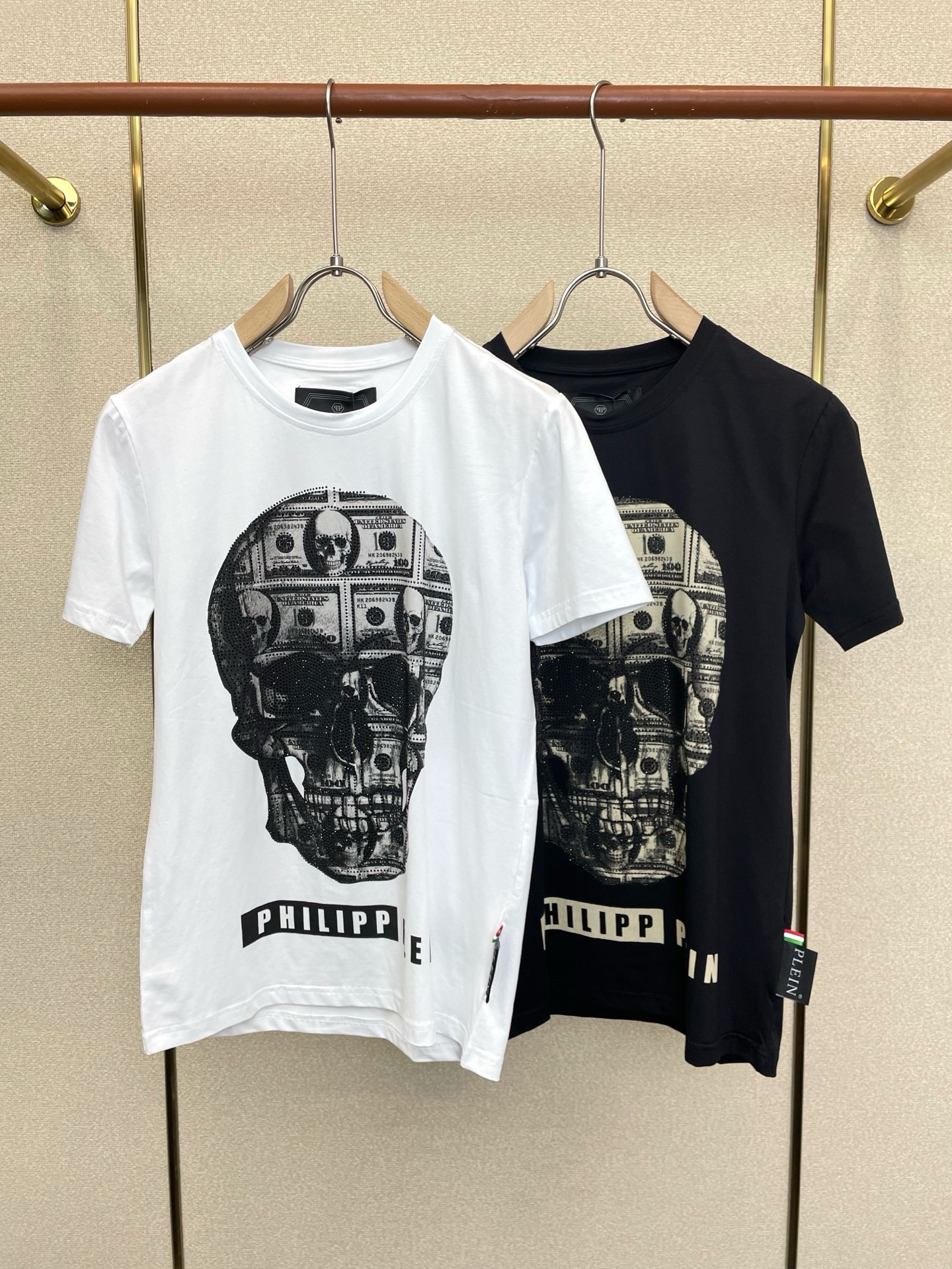 NO:919089,.PHILIPP PLEIN Philip PLEIN is a must-have new model. Original men's casual short-sleeved. High-end customization. High version. Fashionable and versatile imported fabrics. Super soft and delicate feel. Skin-friendly and comfortable to wear. High-end boutique. The upper body made by the factory is very good. Men's must-have items. Three labels are complete. Size M-3XL,,PHILIPP PLEIN, T-shirt,19860909.PHILIPP PLEIN菲利普·普莱茵砸锅卖铁都要上的新款新款原单男士休闲短袖 高端定制 高版本 时尚百搭爆款进口面料 手感超柔软细腻 穿着亲肤舒适 高端精品 代工厂精细做上身非常赞 男士必备单品 三标齐全 码数M-3XL,,PHILIPP PLEIN,T-shirt,,Men's clothing