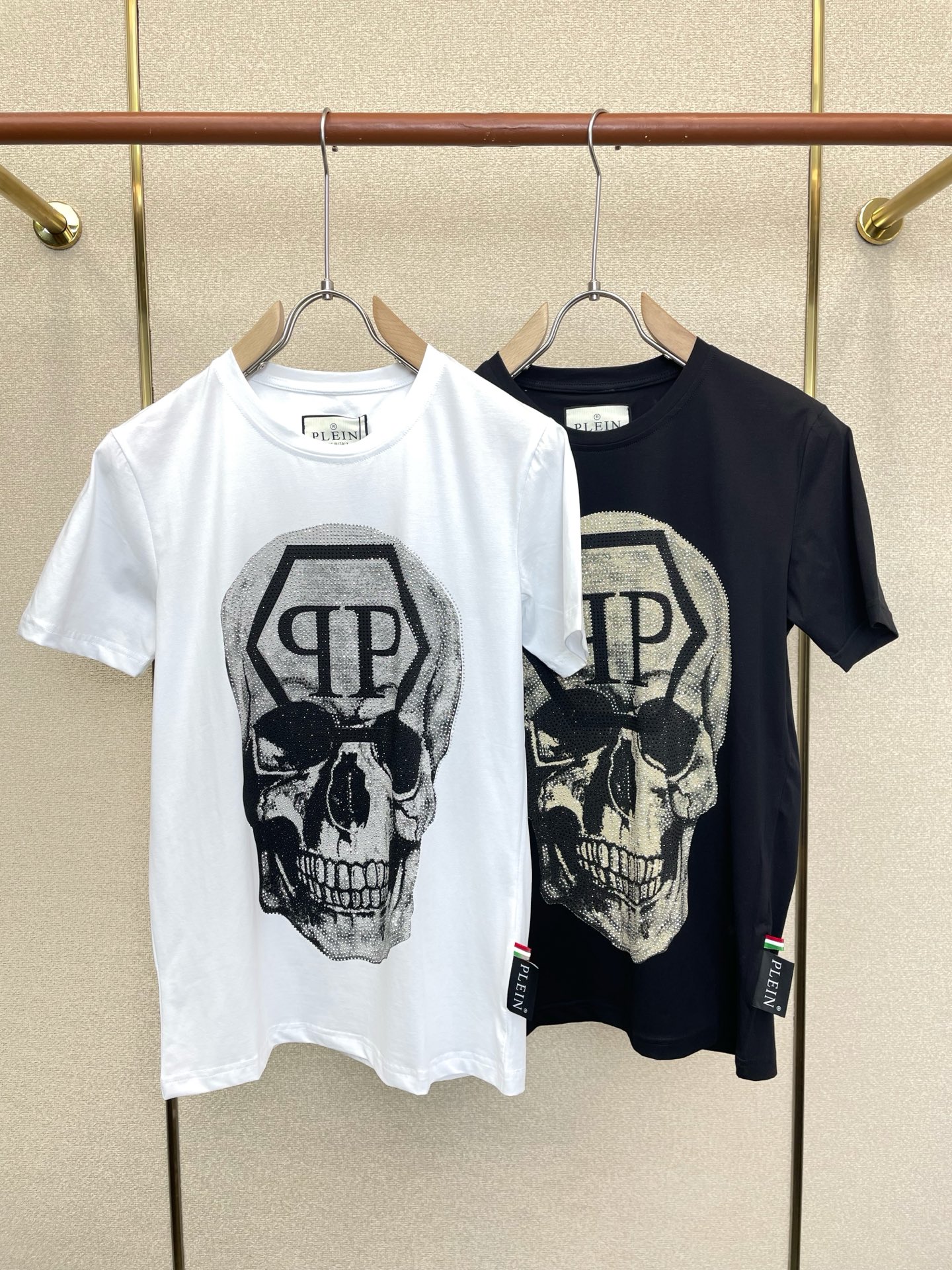 NO:919071,.PHILIPP PLEIN Philip PLEIN is a must-have new model. Original men's casual short-sleeved. High-end customization. High version. Fashionable and versatile imported fabrics. Super soft and delicate feel. Skin-friendly and comfortable to wear. High-end boutique. The upper body made by the factory is very good. Men's must-have items. Three labels are complete. Size M-3XL,,PHILIPP PLEIN, T-shirt,19860909.PHILIPP PLEIN菲利普·普莱茵砸锅卖铁都要上的新款新款原单男士休闲短袖 高端定制 高版本 时尚百搭爆款进口面料 手感超柔软细腻 穿着亲肤舒适 高端精品 代工厂精细做上身非常赞 男士必备单品 三标齐全 码数M-3XL,,PHILIPP PLEIN,T-shirt,,Men's clothing