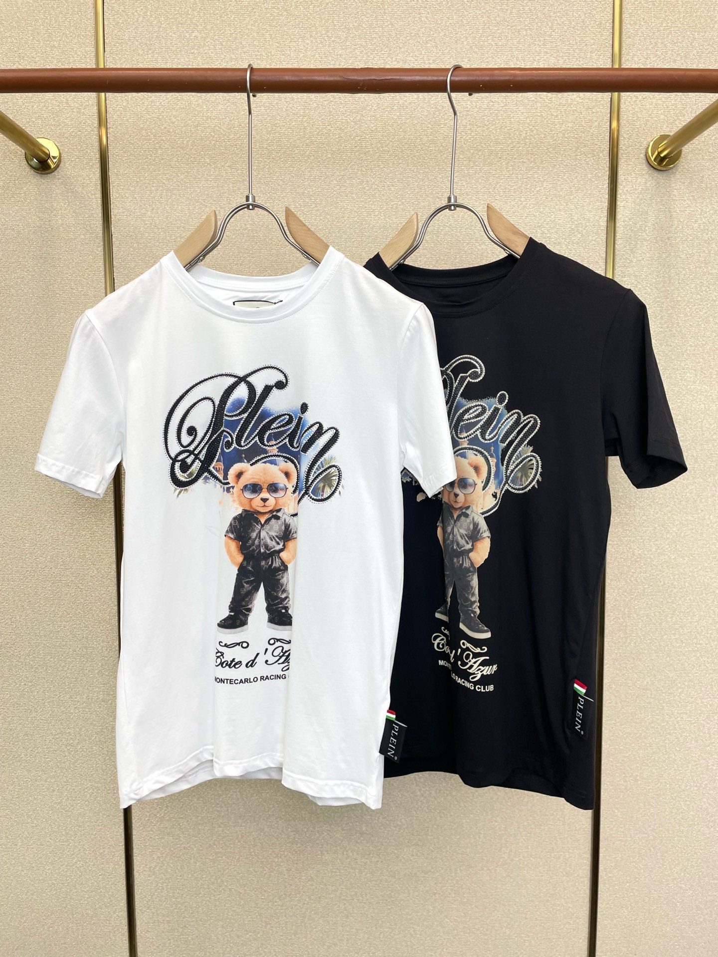 NO:919085,.PHILIPP PLEIN Philip PLEIN is a must-have new model. Original men's casual short-sleeved. High-end customization. High version. Fashionable and versatile imported fabrics. Super soft and delicate feel. Skin-friendly and comfortable to wear. High-end boutique. The upper body made by the factory is very good. Men's must-have items. Three labels are complete. Size M-3XL,,PHILIPP PLEIN, T-shirt,19860909.PHILIPP PLEIN菲利普·普莱茵砸锅卖铁都要上的新款新款原单男士休闲短袖 高端定制 高版本 时尚百搭爆款进口面料 手感超柔软细腻 穿着亲肤舒适 高端精品 代工厂精细做上身非常赞 男士必备单品 三标齐全 码数M-3XL,,PHILIPP PLEIN,T-shirt,,Men's clothing