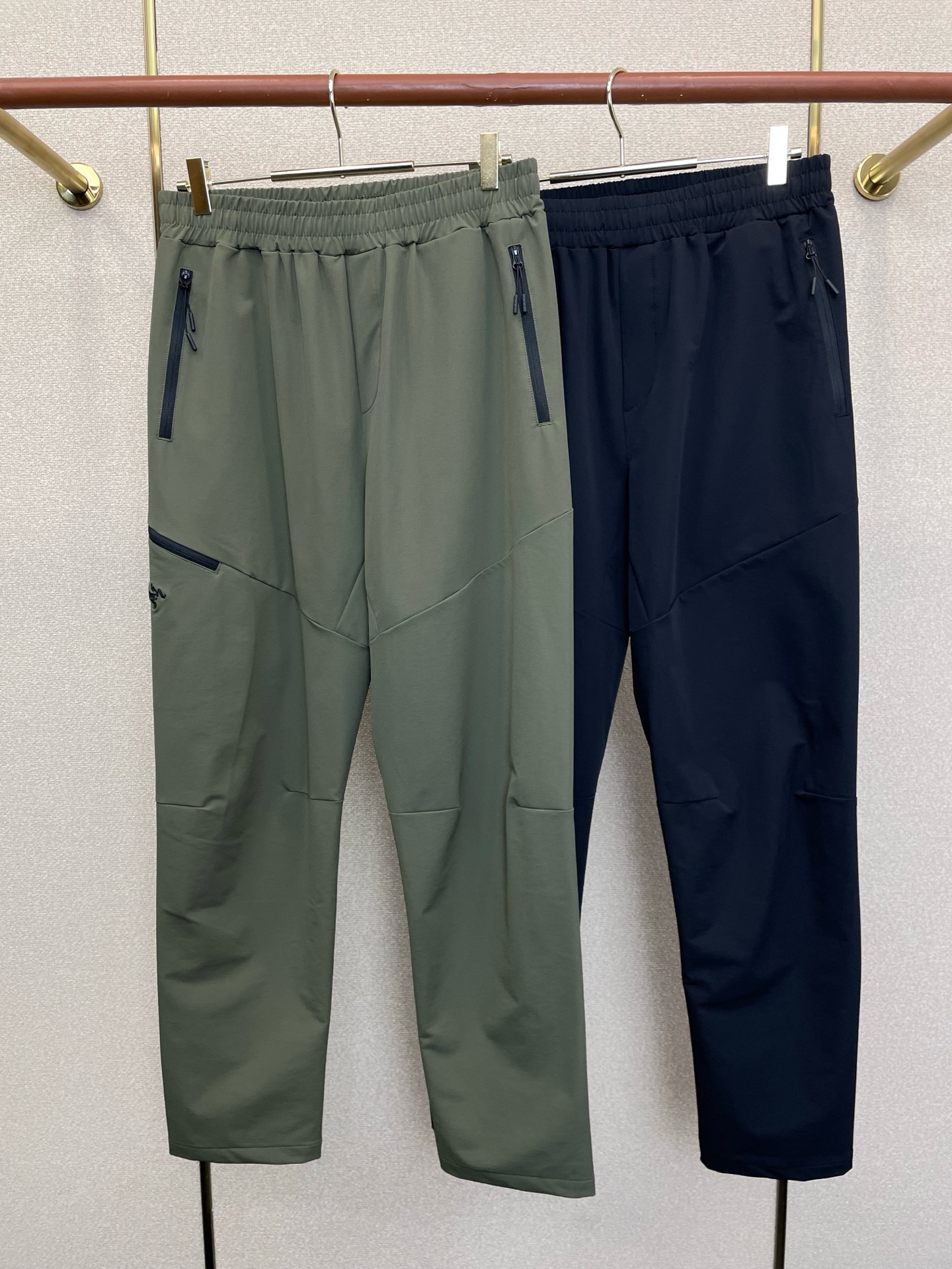 NO:919048,.Arc’teryx’s new high-end version of casual pants is a must-have.  Custom-made fabrics at the counter are highly breathable and comfortable, with impeccable details and brand element design concepts, reflecting high quality. It feels delicate and soft!  It presents a casual cut and the upper body shape is awesome!  Size M-4XL,arc'teryx,19860909.Arc’teryx始祖鸟砸锅卖铁都要上的新款新款 休闲裤 高端版本！专柜定制面料 透气舒适度高,细节无可挑剔,品牌元素设计理念,体现高品质.手感细腻柔软！呈现休闲裁剪,上身版型超赞！码数M-4XL,arc'teryx,,Men's clothing