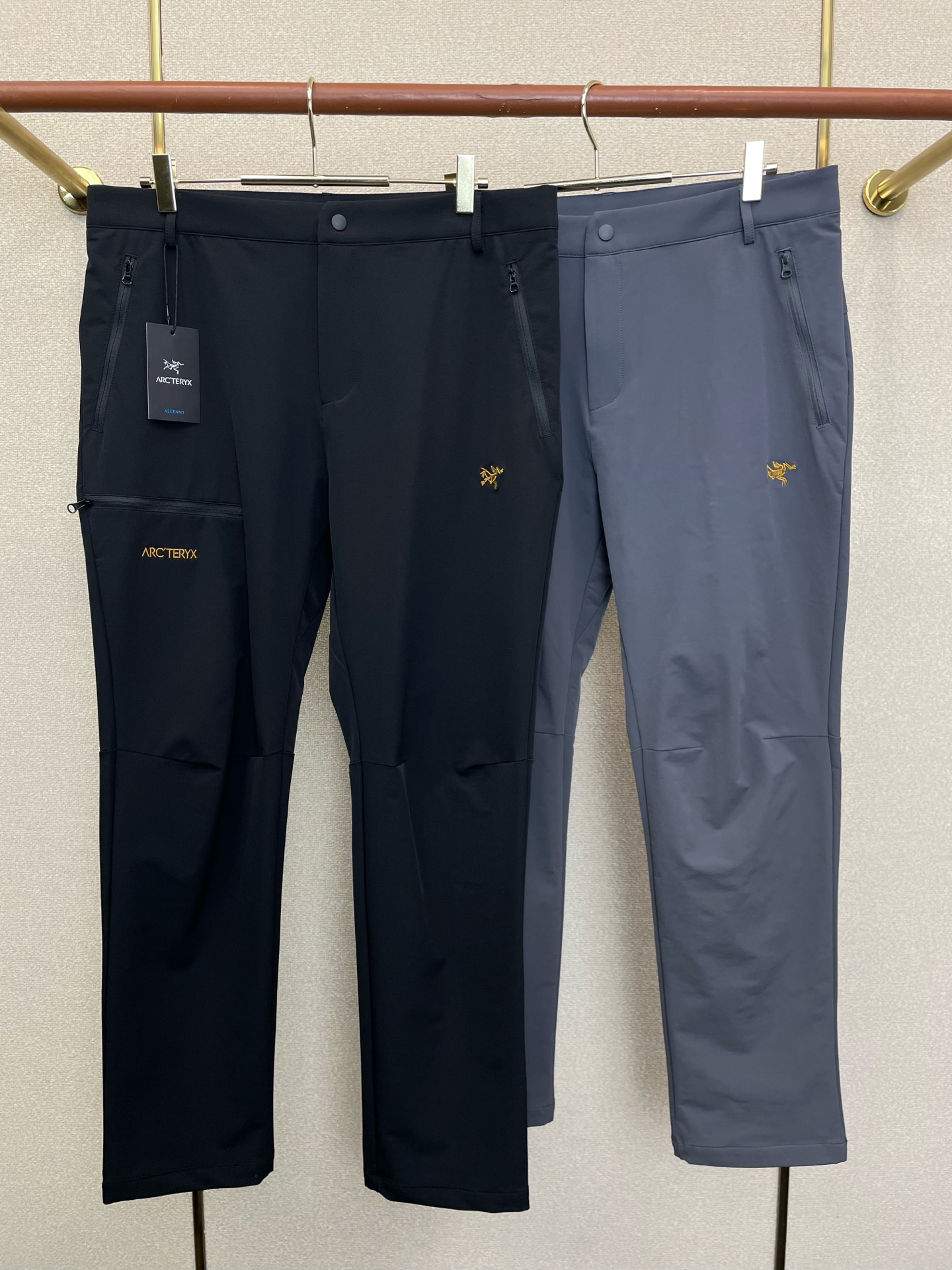 NO:919060,.Arc’teryx’s new high-end version of casual pants is a must-have.  Custom-made fabrics at the counter are highly breathable and comfortable, with impeccable details and brand element design concepts, reflecting high quality. It feels delicate and soft!  It presents a casual cut and the upper body shape is awesome!  Size M-4XL,arc'teryx,19860909.Arc’teryx始祖鸟砸锅卖铁都要上的新款新款 休闲裤 高端版本！专柜定制面料 透气舒适度高,细节无可挑剔,品牌元素设计理念,体现高品质.手感细腻柔软！呈现休闲裁剪,上身版型超赞！码数M-4XL,arc'teryx,,Men's clothing