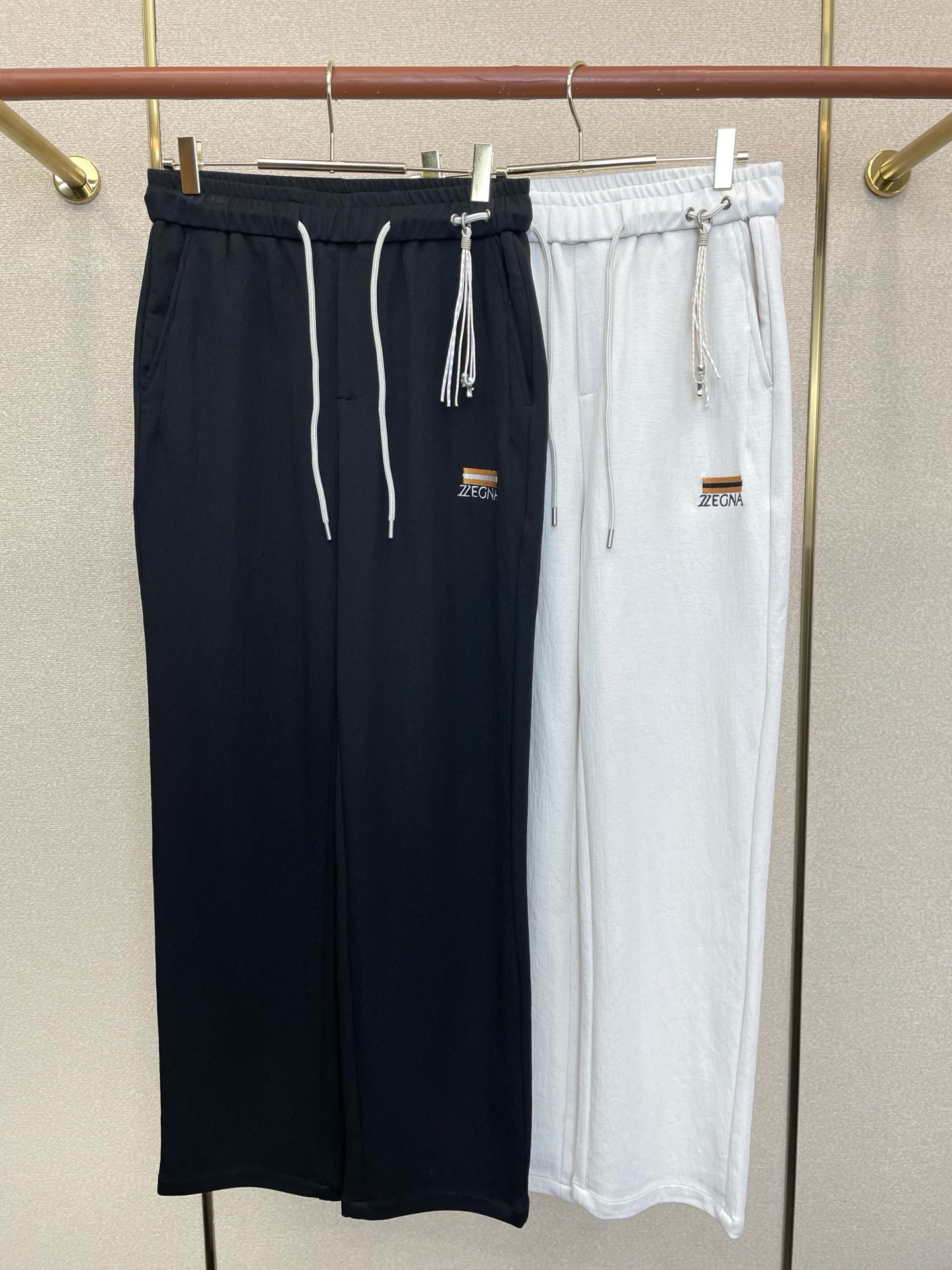 NO:919061,.ZEGNA Zegna's new style of casual pants, high-end version!  Custom-made fabrics at the counter are highly breathable and comfortable, with impeccable details and brand element design concepts, reflecting high quality. It feels delicate and soft!  It presents a casual cut and the upper body shape is awesome!  Size M-3XL,,zegna,19860909.ZEGNA杰尼亚砸锅卖铁都要上的新款新款休闲裤 高端版本！专柜定制面料 透气舒适度高,细节无可挑剔,品牌元素设计理念,体现高品质.手感细腻柔软！呈现休闲裁剪,上身版型超赞！码数M-3XL,,zegna,,Men's clothing