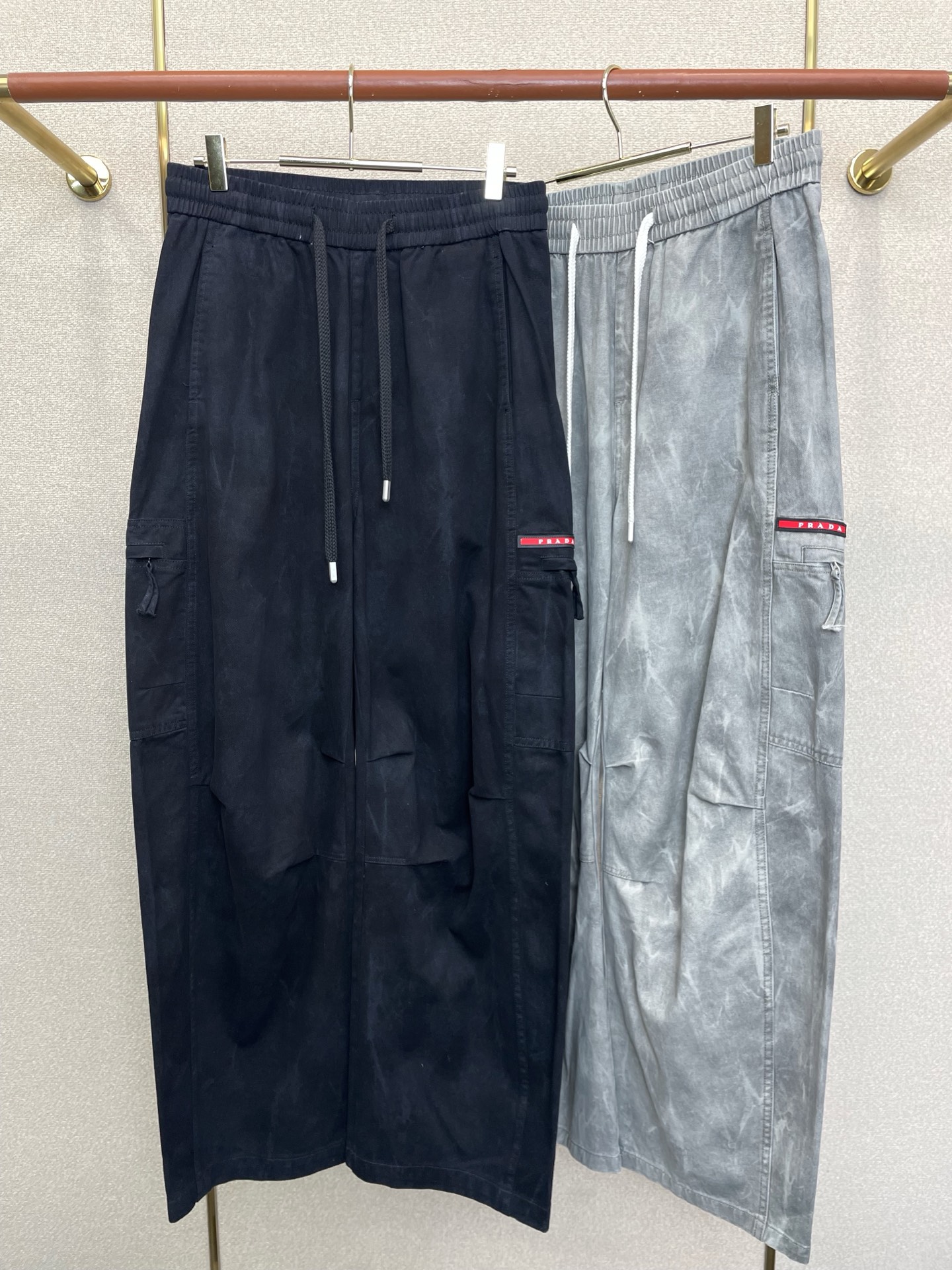 NO:919046,.Prada’s new style of casual pants, high-end version!  Custom-made fabrics at the counter are highly breathable and comfortable, with impeccable details and brand element design concepts, reflecting high quality. It feels delicate and soft!  It presents a casual cut and the upper body shape is awesome!  Size M-3XL,,prada,prada,19860909.Prada普拉达砸锅卖铁都要上的新款新款休闲裤 高端版本！专柜定制面料 透气舒适度高,细节无可挑剔,品牌元素设计理念,体现高品质.手感细腻柔软！呈现休闲裁剪,上身版型超赞！码数M-3XL,,prada,prada,,Men's clothing