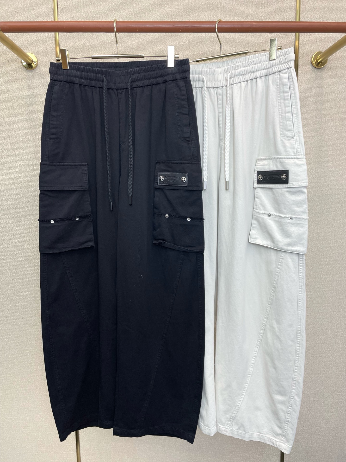 NO:919052,.Chrome Hearts Chrome Hearts is a high-end version of the new casual pants that everyone will buy!  Custom-made fabrics at the counter are highly breathable and comfortable, with impeccable details and brand element design concepts, reflecting high quality. It feels delicate and soft!  It presents a casual cut and the upper body shape is awesome!  Size M-3XL,,chrome hearts,chrome hearts,19860909.Chrome hearts克罗心砸锅卖铁都要上的新款新款休闲裤 高端版本！专柜定制面料 透气舒适度高,细节无可挑剔,品牌元素设计理念,体现高品质.手感细腻柔软！呈现休闲裁剪,上身版型超赞！码数M-3XL,,chrome hearts,chrome hearts,,Men's clothing