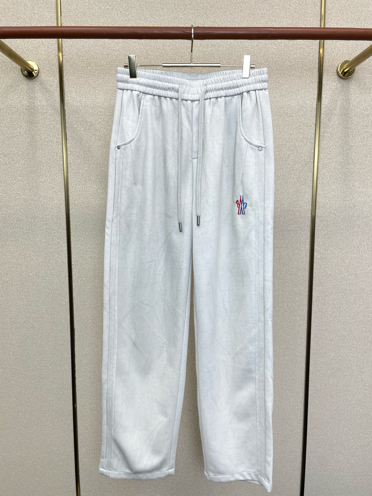 NO:919056,.Moncler’s new style of casual pants is a high-end version!  Custom-made fabrics at the counter are highly breathable and comfortable, with impeccable details and brand element design concepts, reflecting high quality. It feels delicate and soft!  It presents a casual cut and the upper body shape is awesome!  Size M-3XL,,Moncler,19860909.Moncler蒙口砸锅卖铁都要上的新款新款休闲裤 高端版本！专柜定制面料 透气舒适度高,细节无可挑剔,品牌元素设计理念,体现高品质.手感细腻柔软！呈现休闲裁剪,上身版型超赞！码数M-3XL,,Moncler,,Men's clothing