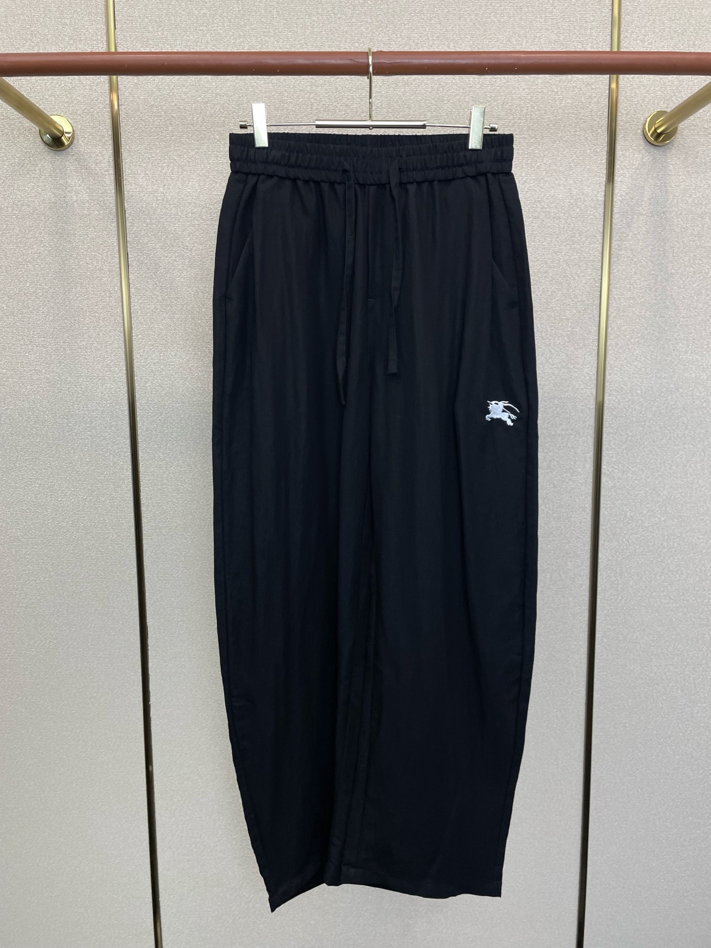 NO:919062,.Burberry’s new style of casual pants is a high-end version!  Custom-made fabrics at the counter are highly breathable and comfortable, with impeccable details and brand element design concepts, reflecting high quality. It feels delicate and soft!  It presents a casual cut and the upper body shape is awesome!  Size M-3XL,,burberry,burberry,19860909.Burberry巴宝莉砸锅卖铁都要上的新款新款休闲裤 高端版本！专柜定制面料 透气舒适度高,细节无可挑剔,品牌元素设计理念,体现高品质.手感细腻柔软！呈现休闲裁剪,上身版型超赞！码数M-3XL,,burberry,burberry,,Men's clothing