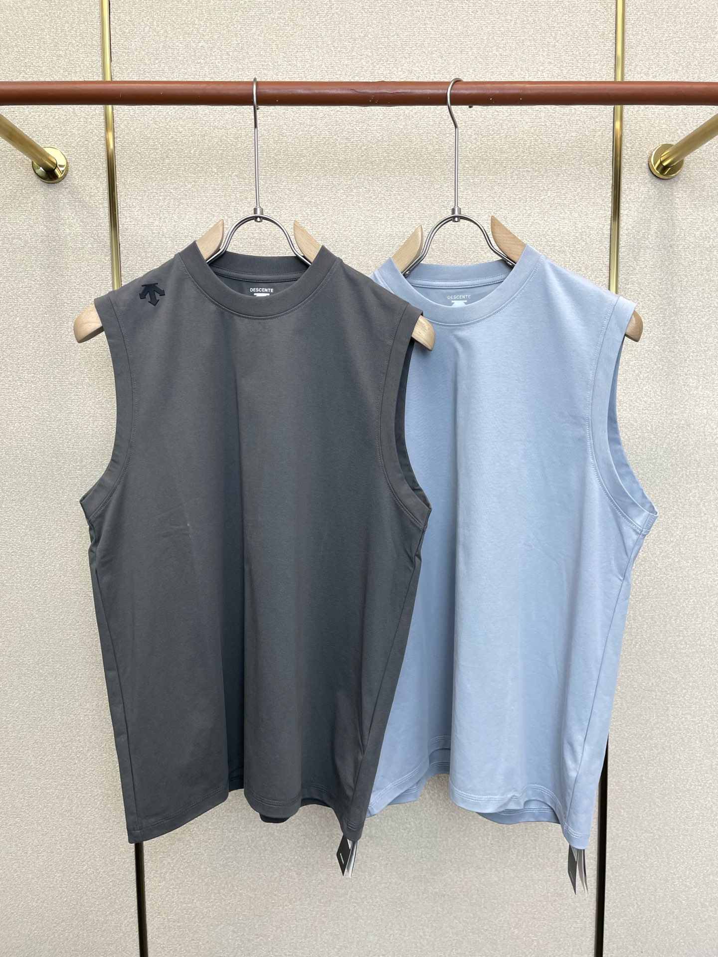 NO:919107,.DESCENTE is a high-end custom-made original men's casual vest. High-end version. Fashionable and versatile imported fabric. Super soft and delicate feel. Skin-friendly and comfortable to wear. High-end boutique. The upper body is exquisitely made by the OEM. It is a must-have item for men. Three complete standards. Size S-XL.19860909.DESCENTE迪桑特砸锅卖铁都要上的新款新款原单男士休闲背心高端定制 高端版本 时尚百搭爆款进口面料 手感超柔软细腻 穿着亲肤舒适 高端精品 代工厂精细做上身非常赞 男士必备单品 三标齐全 码数S-XL,,,Men's clothing